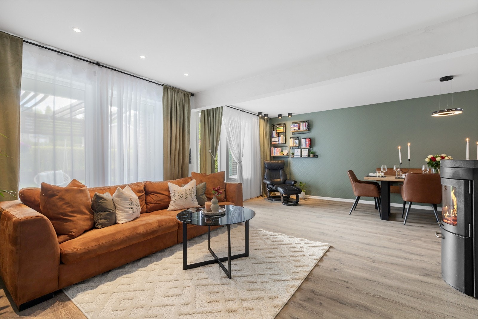 Store vindusflater slipper inn rikelig med naturlig lys og bidrar til en lys og trivelig atmosfære. Galleribilde