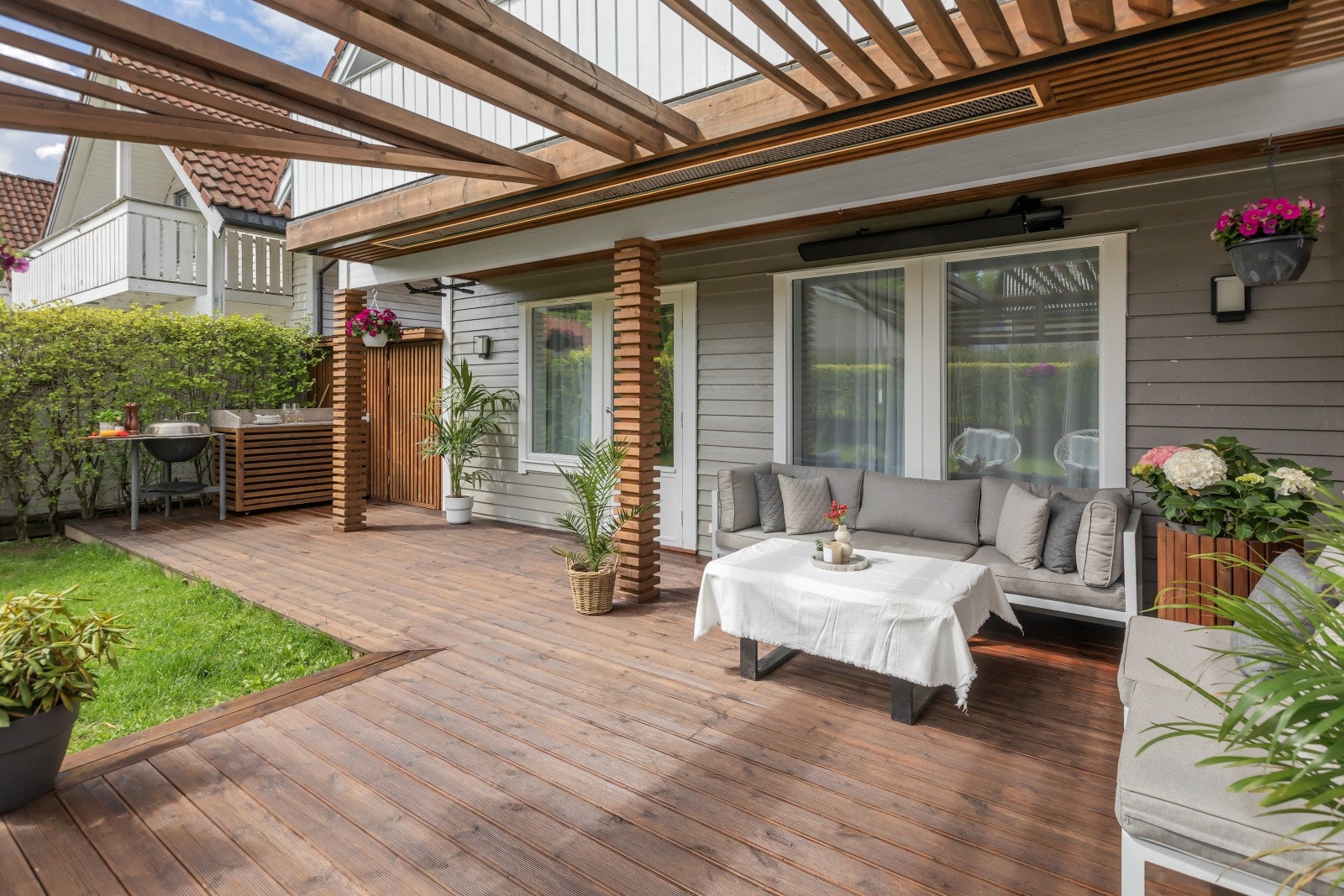 Fra stuen er det adkomst til en stor og solrik uteplass. Her er det etablert en pergola-løsning som skaper en hyggelig ramme rundt uteområdet og legger godt til rette for utemøblement og sosiale sammenkomster. Galleribilde
