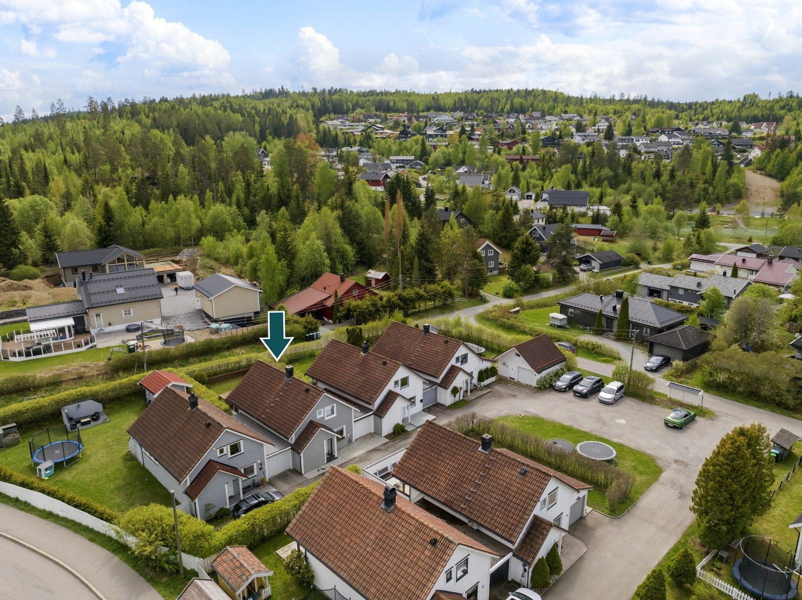 Nærområdet består hovedsakelig av småhusbebyggelse, og det er trygg gang- og sykkelvei til både barnehage og skole. Galleribilde