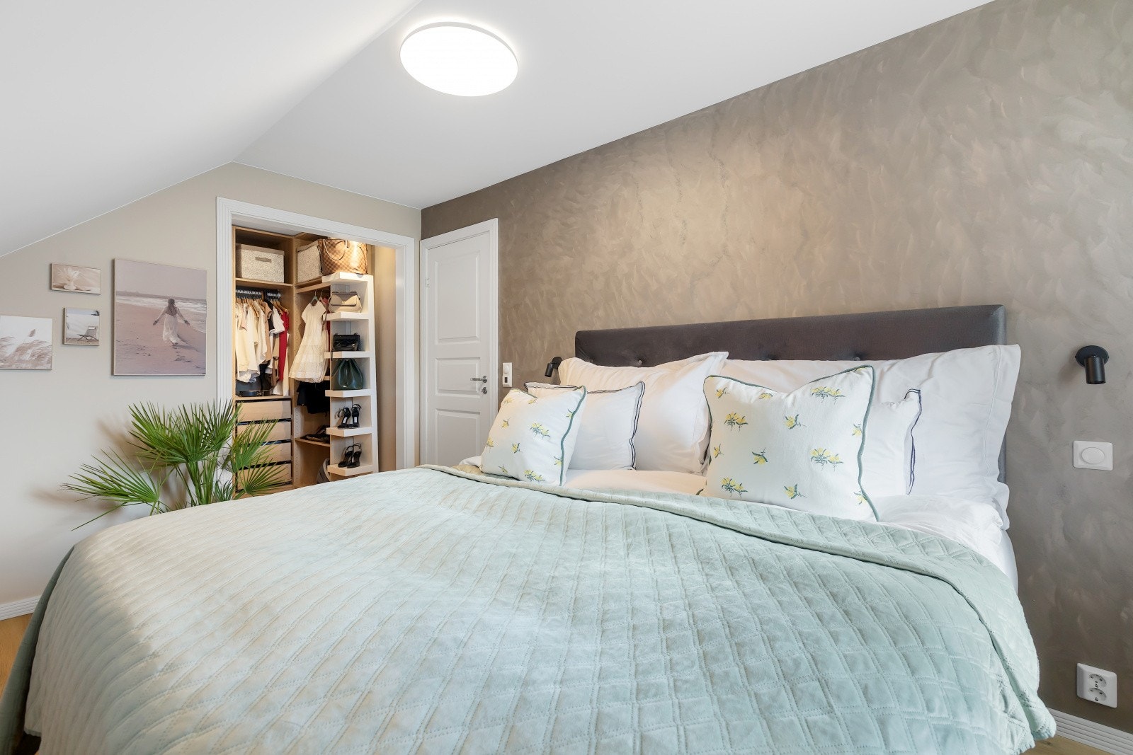 Hovedsoverommet har egen walk-in-garderobe med gode oppbevaringsmuligheter. Galleribilde