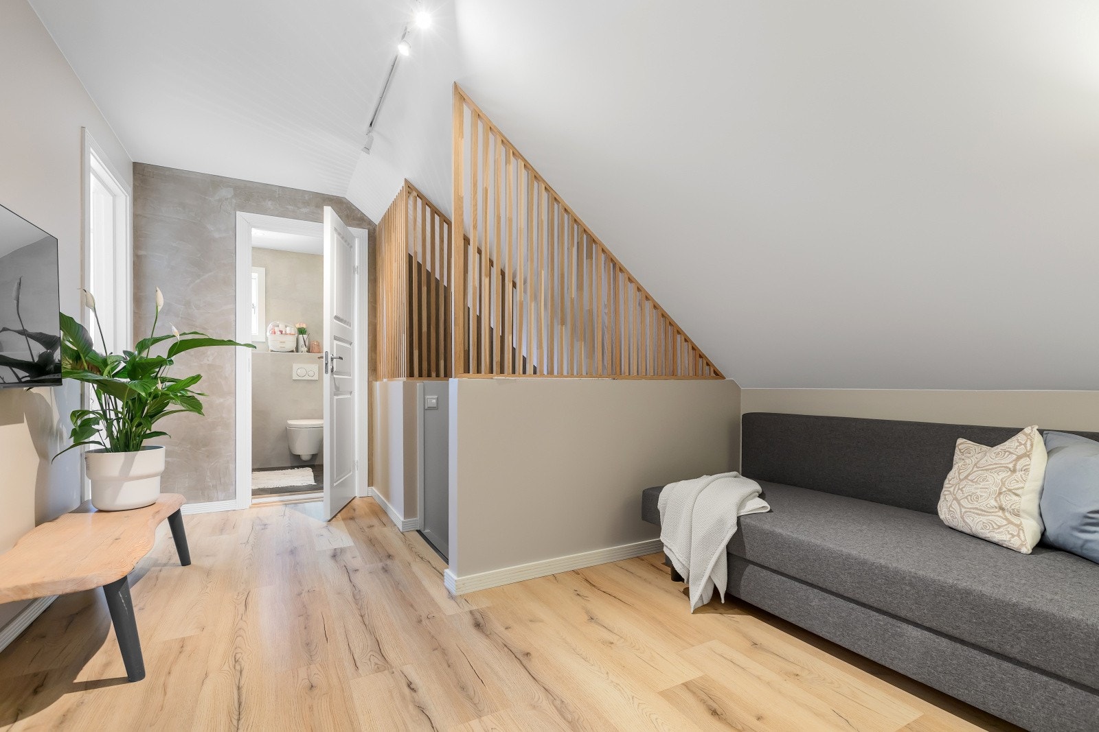 Loftstuen fungerer som et naturlig bindeledd mellom soverommene og egner seg perfekt som ekstra TV-stue, lekerom eller oppholdsrom for tenåringer. Galleribilde