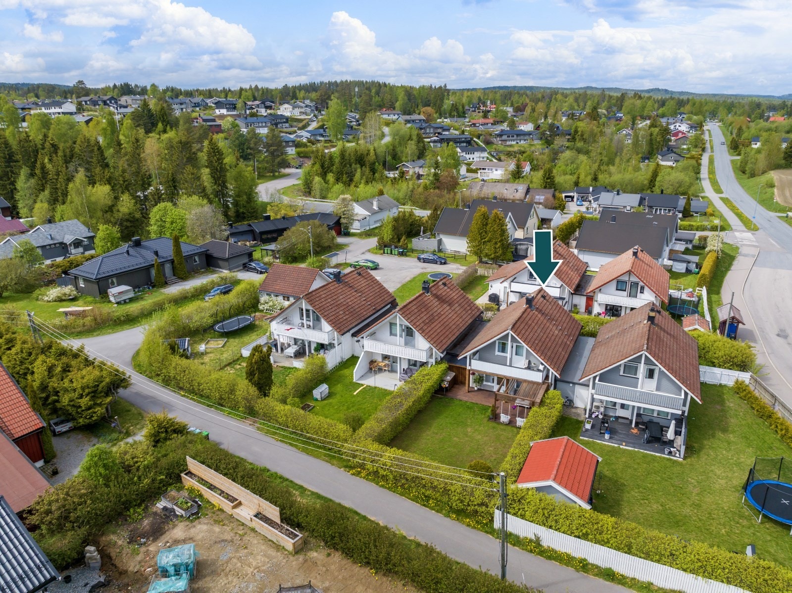 Eiendommen er betydelig oppgradert og holder en gjennomgående god standard. Her kan du flytte rett inn og umiddelbart nyte et hjem som er klart til bruk. Galleribilde