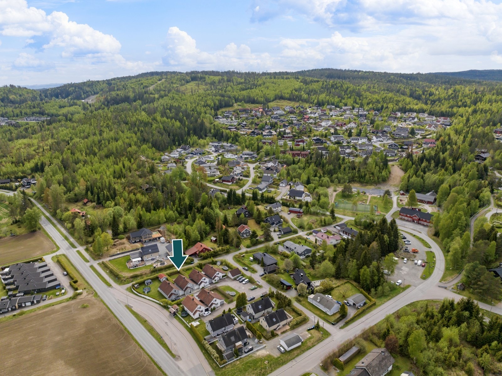 Fra eiendommen er det gang- og sykkelvei hele veien ned til Ask sentrum, noe som gir enkel og trygg adkomst til butikker, servicetilbud og øvrige fasiliteter. Galleribilde