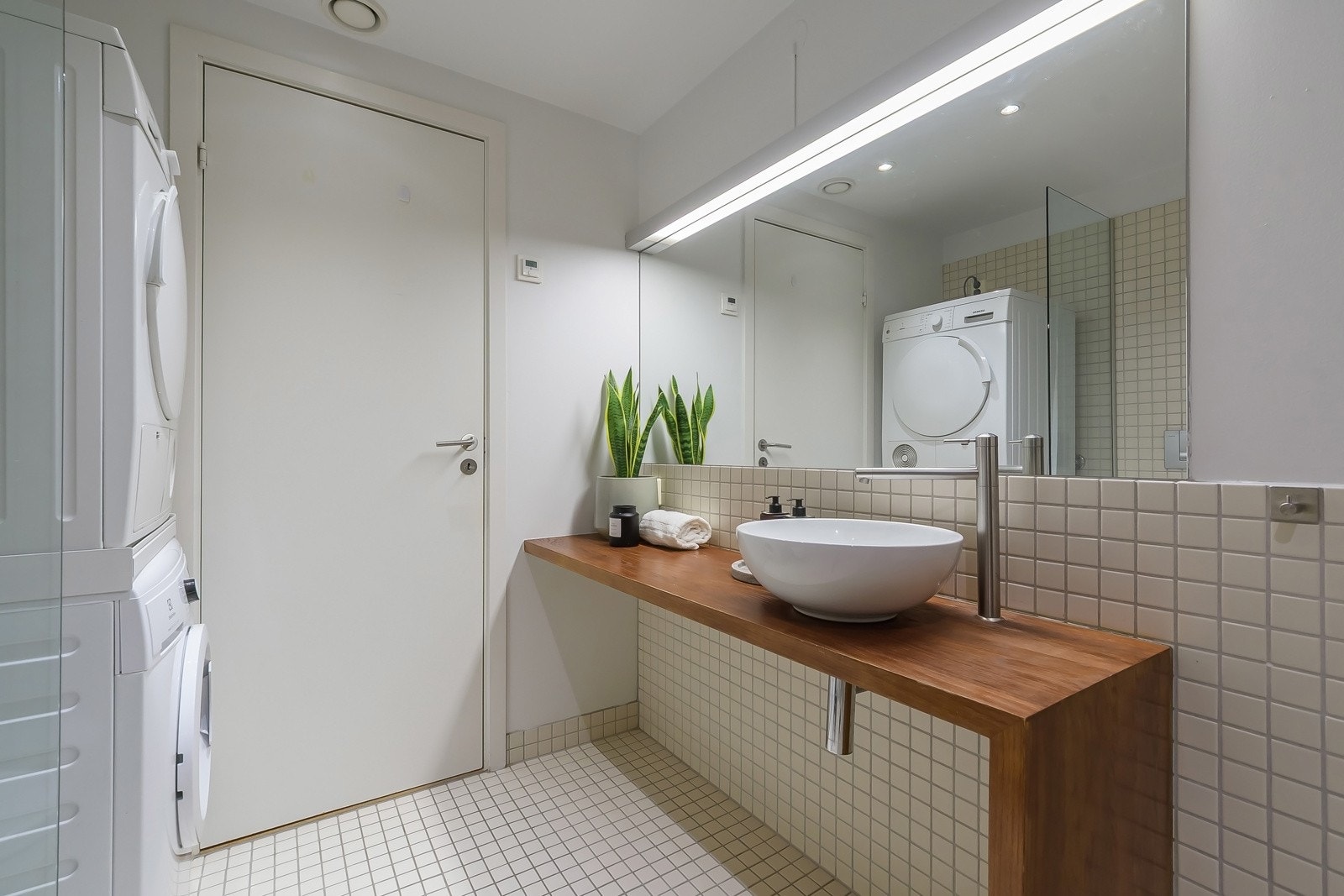 Utstyrt med vannbåren gulvvarme, downlights, romslig dusjnisje og veggmontert klosett. Galleribilde