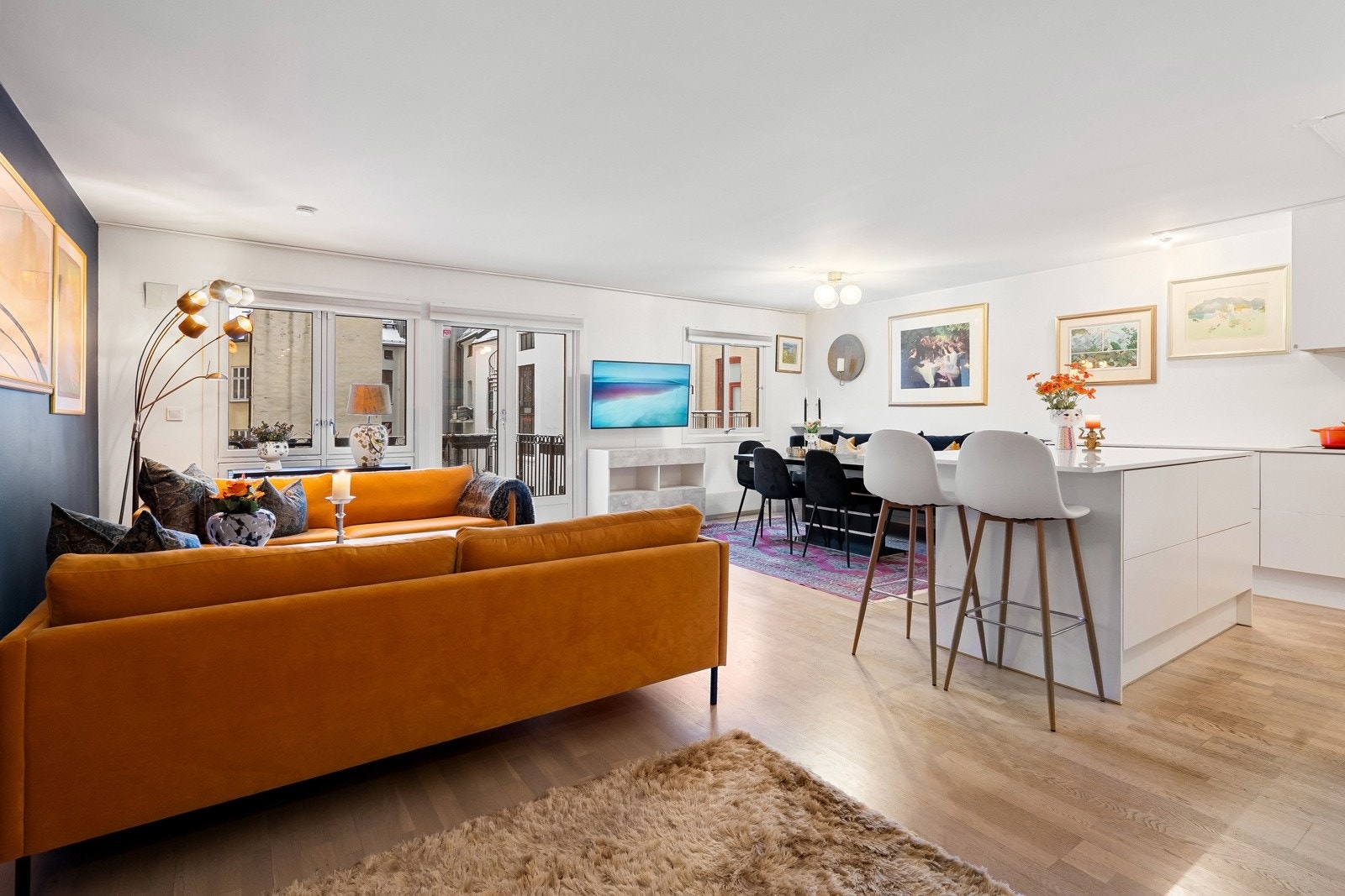 Stuen har veldig god plass til to sofaer som her, og enda gi godt med gulvplass Galleribilde