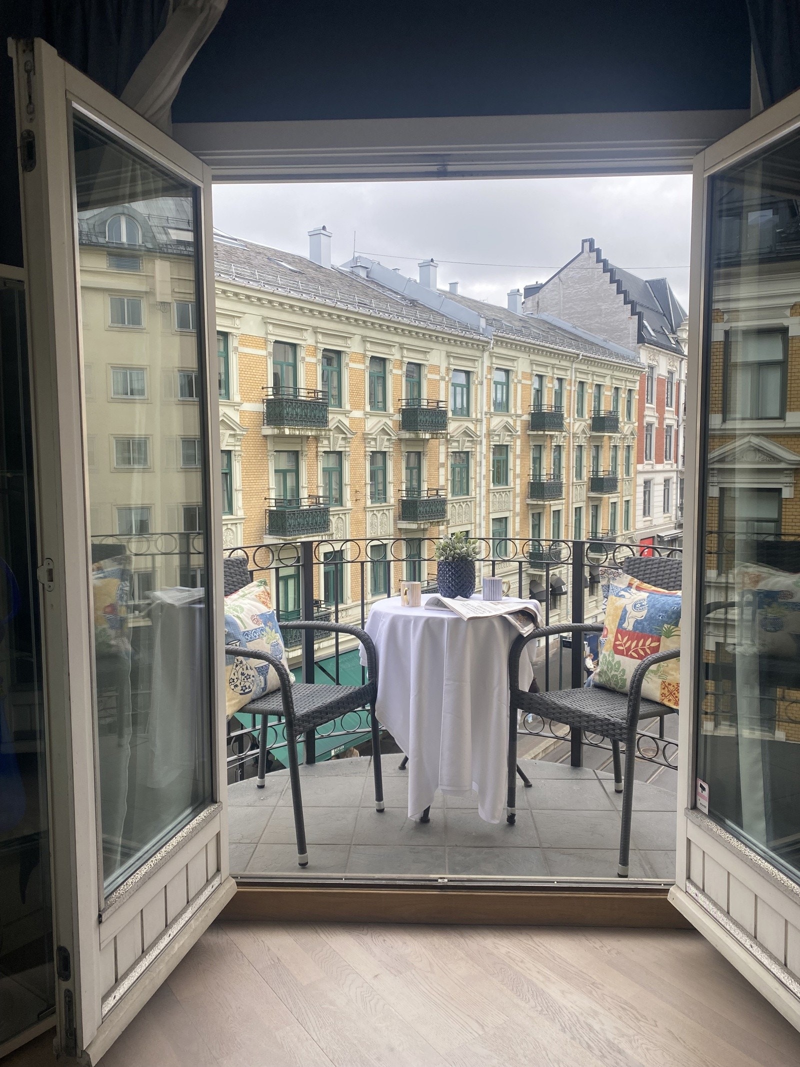 Solrik og hyggelig balkong med morgensol. Selger kaller det følelsen av Paris, midt i Oslo Galleribilde