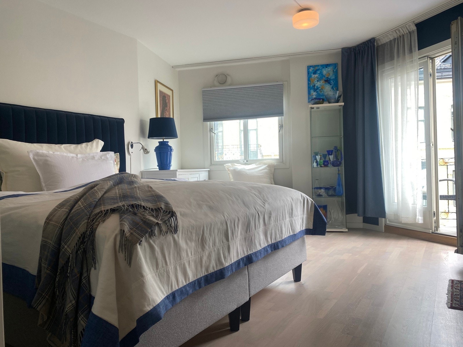 Master bedroom har også ekstra romslig plass til andre møbler som gjør rommet til mer enn et soverom. Det er f.eks plass til et skrivebord - for dem som har hjemmekontor og trenger å sitte et fredfullt sted. Galleribilde