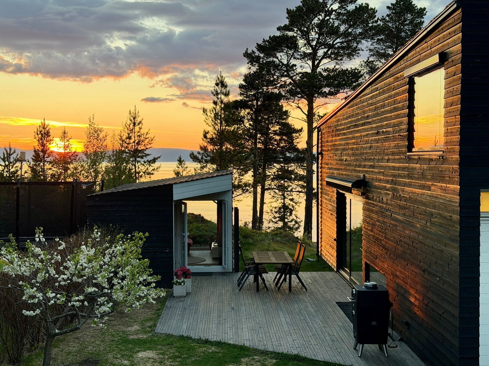 Nydelig uteplass med lang solgang - sol fra tidlig formiddag til kveld på sommerstid. Tett hekk mot naboeiendommen og godt med hageareal. Plommetre finnes også i hagen. Galleribilde