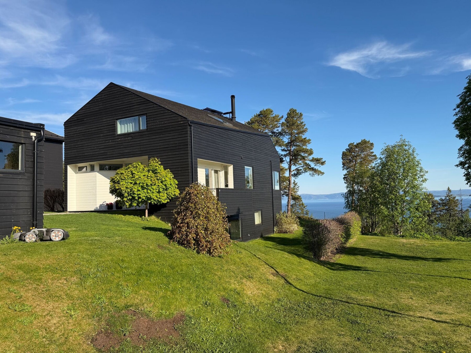 Ifm. med byggingen av boligen ble det tatt nøye høyde for den fantastiske tomta - helt ytterst i byggefeltet, ut mot fjorden. Alle vinduer, uteplasser og oppholdsrom er nøye plassert og gjennomtenkt. Galleribilde
