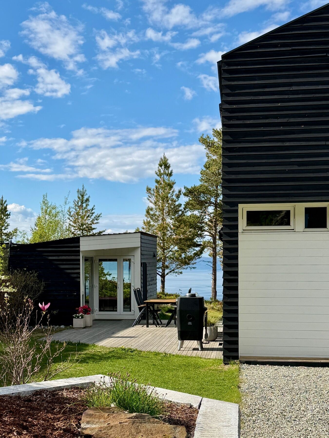 Terrassen ligger praktisk plassert ved spisestua. Plass til flere utegrupper. Det er også elektrisk markise over heve-/skyvedøren, som bidrar til svalere omgivelser på godværsdagene. Galleribilde