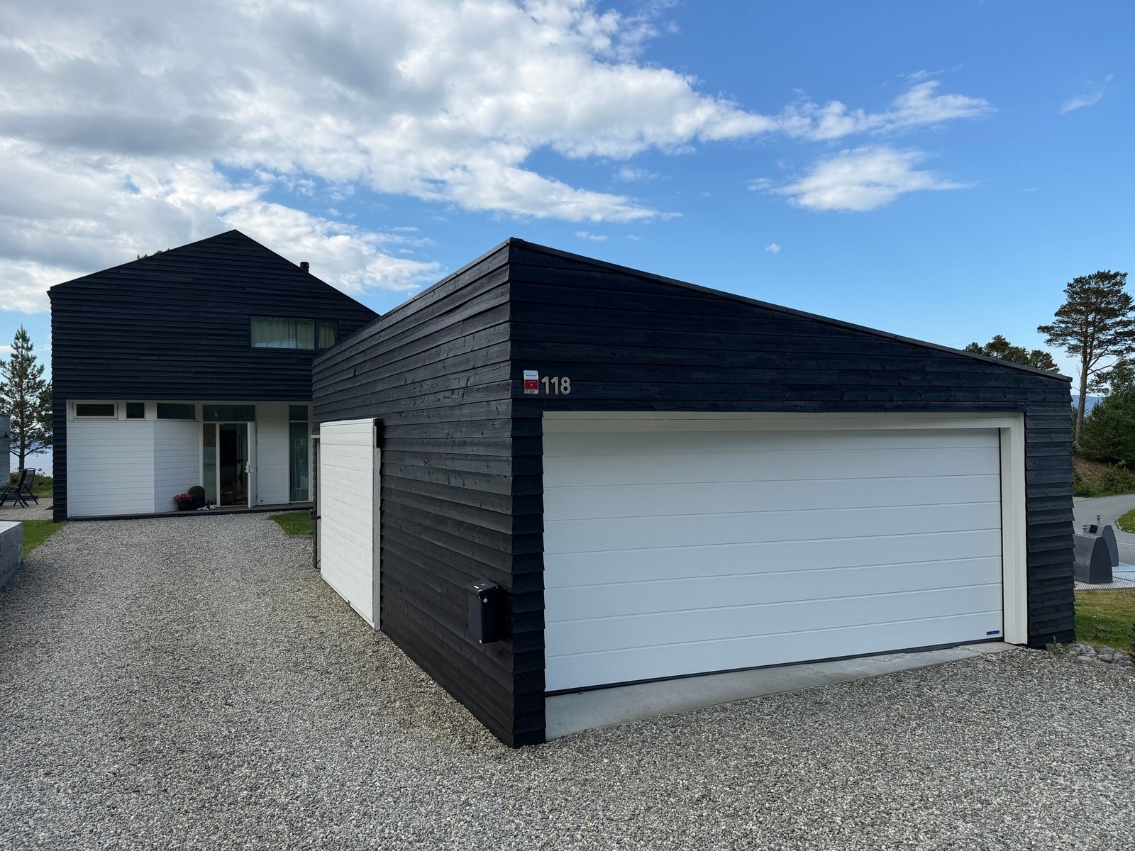 Det kan også nevnes at hele garasjen, annekset og to av fire husvegger nylig er beiset. Terrassen i hagen er også beiset. Galleribilde