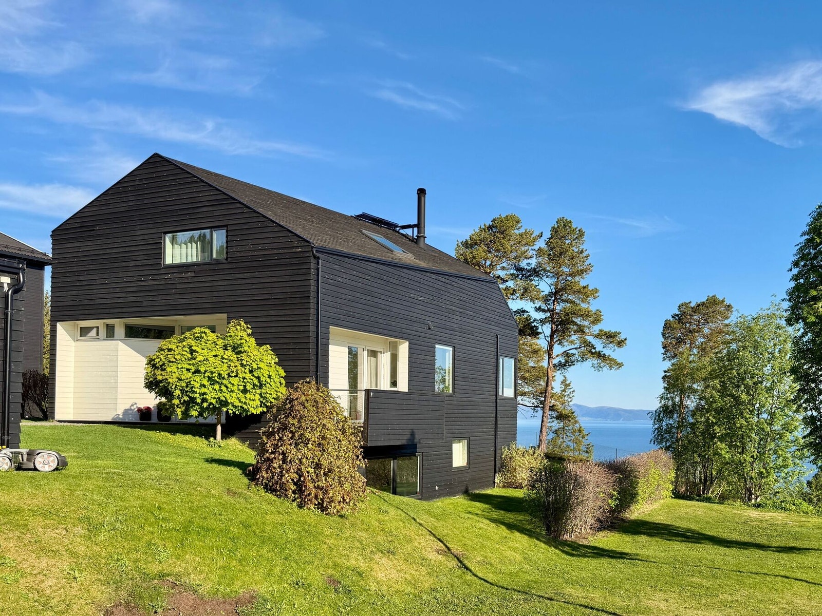 Velkommen til Vidhaugen 118! En arkitekttegnet bolig med en helt fantastisk beliggenhet på Sveberg. Boligen er i en egen særklasse - både mht. gode bokvaliteter, standard, innhold og uttrykk. Bilder i annonsen: Jens Martin Nervik og Sofie Brovold. Galleribilde