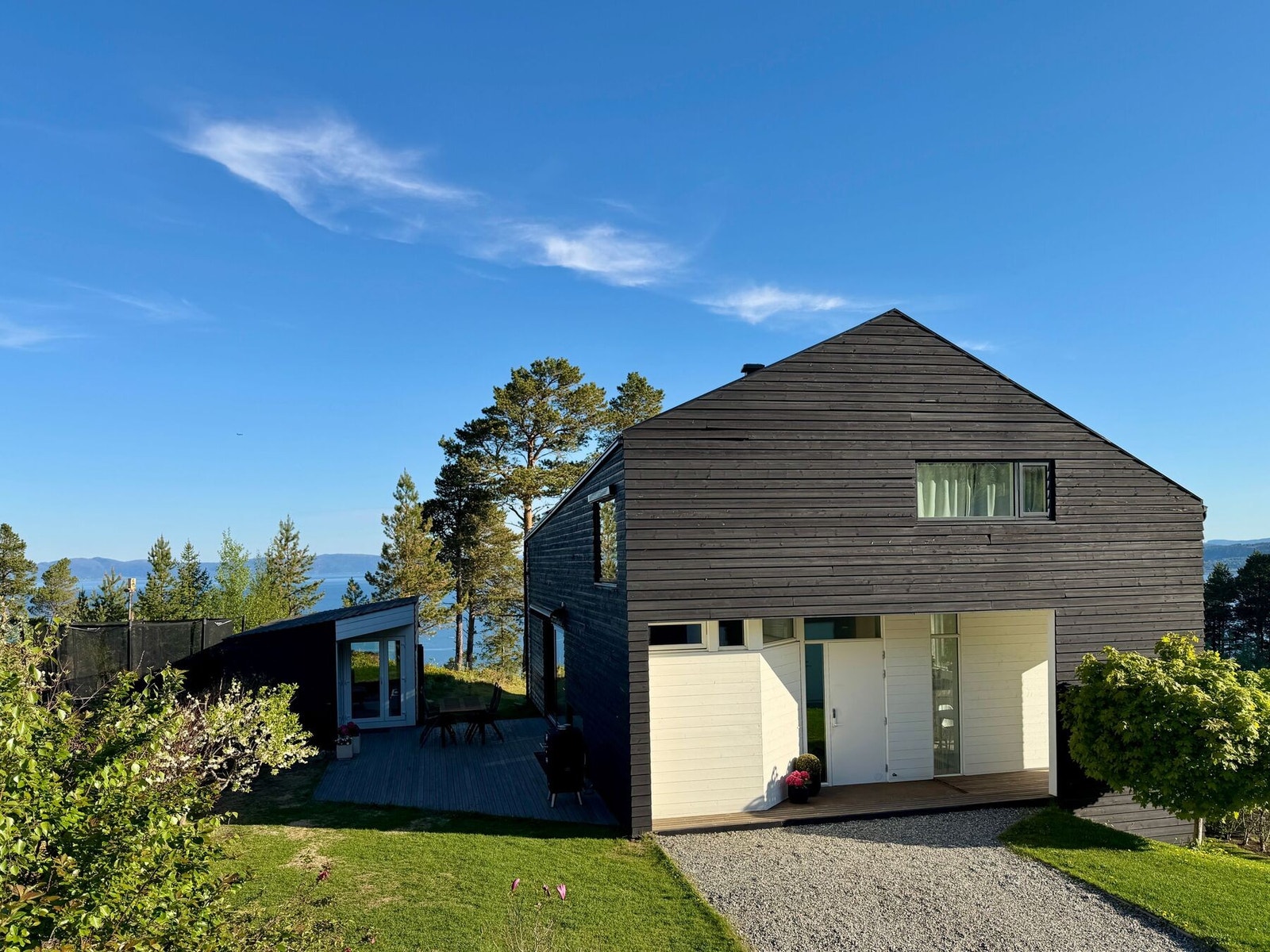 Eiendommen ligger i en blindgate og måler 847m². Selve boligen går over tre plan. I tillegg til at man har et fullisolert anneks. Dobbelgarasje med elektrisk port og elbillader, samt sportsbod i bakkant av garasjen. Galleribilde