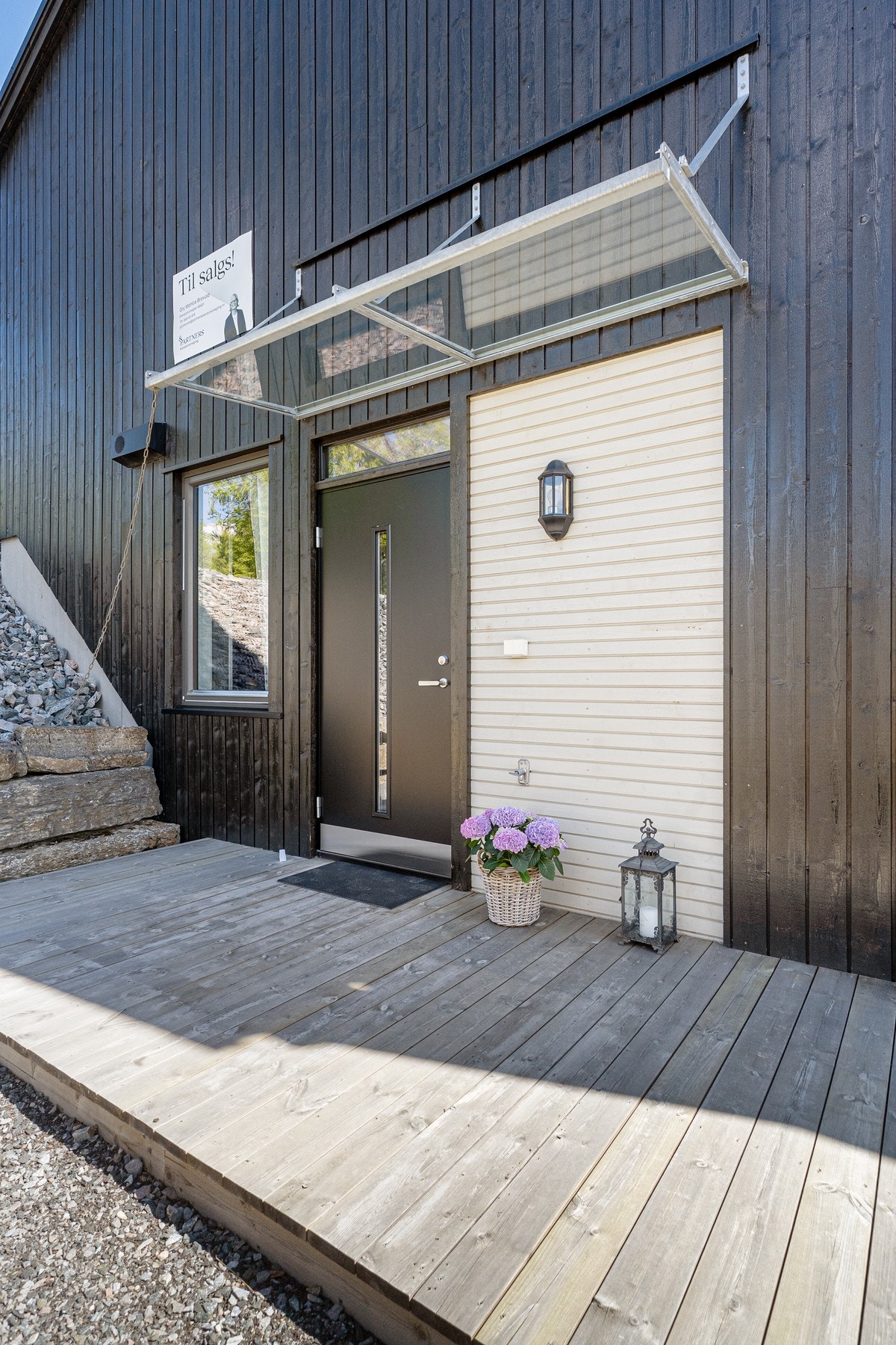 Inngangsparti og terrasse - her er det perfekt å nyte late sommerdager. Galleribilde