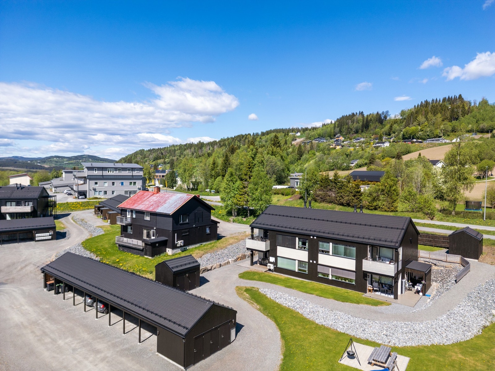 Adkomst til leiligheten i bakkant av carportanlegget Galleribilde