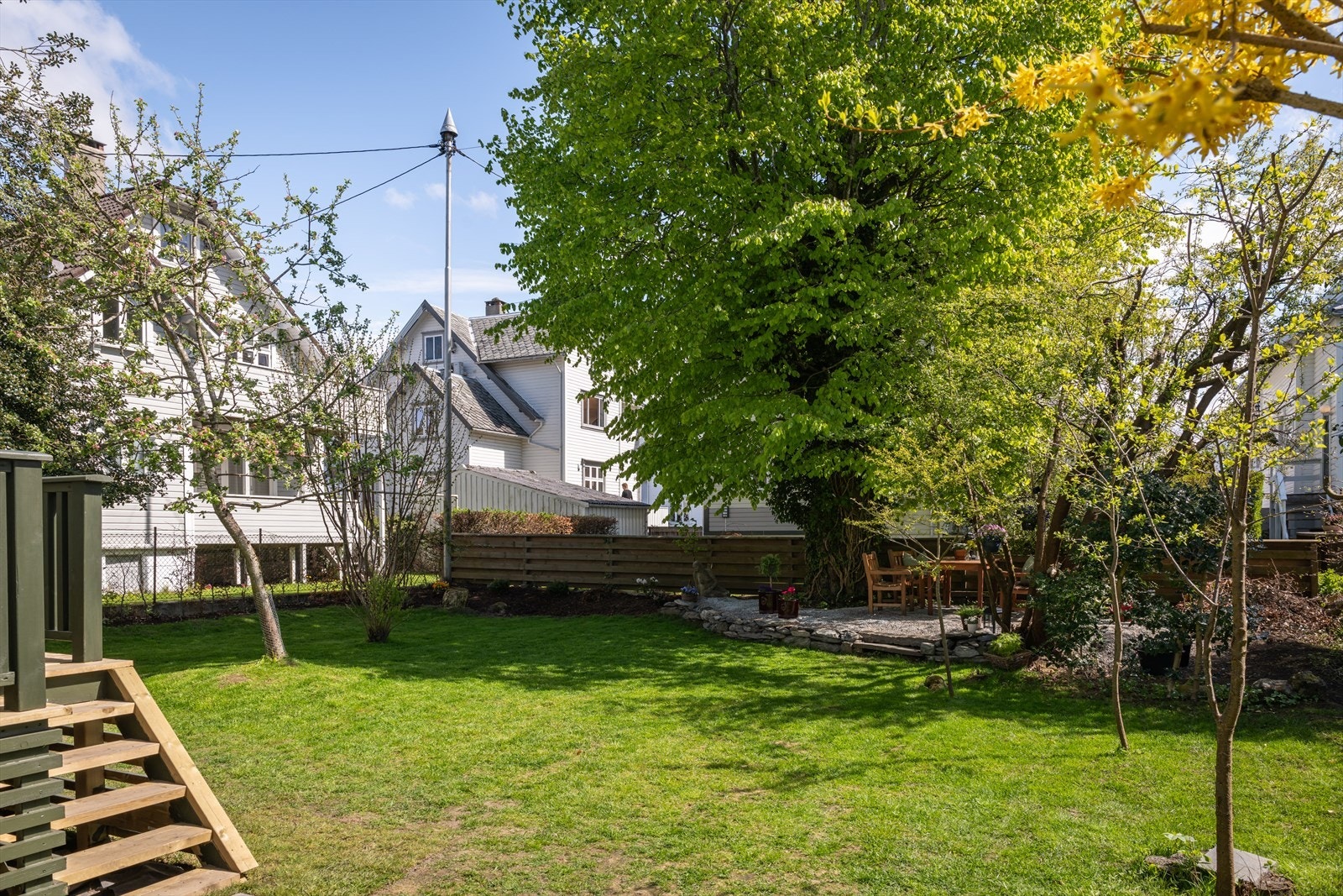 Den romslige hagen med gressplen og variert beplantning byr på gode muligheter for både lek og avslapning. Galleribilde