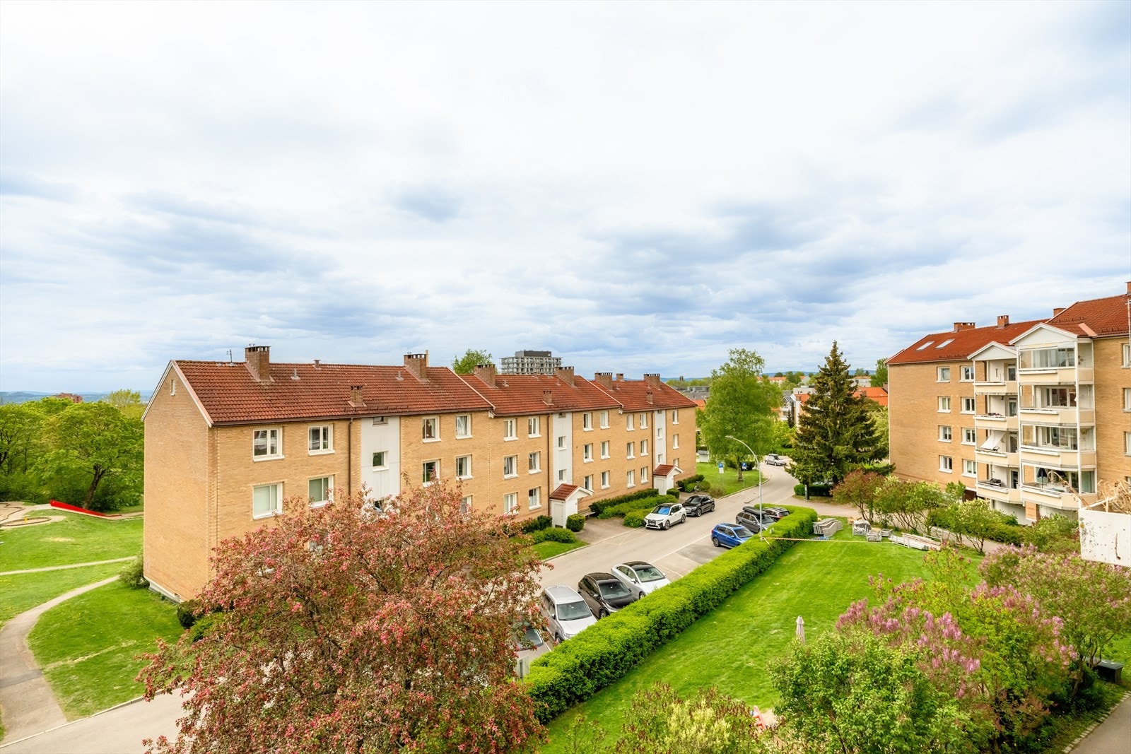 Sameiet disponerer 144 parkeringsplasser, der man kan sette seg i kø for plass. Galleribilde