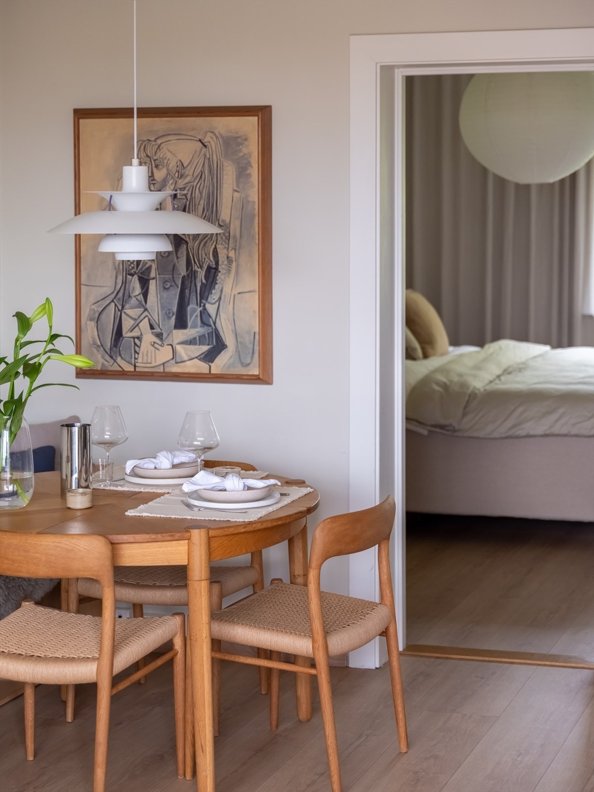 Med gjennomgående lys fra soverommet er boligen alltid lys og luftig. Galleribilde