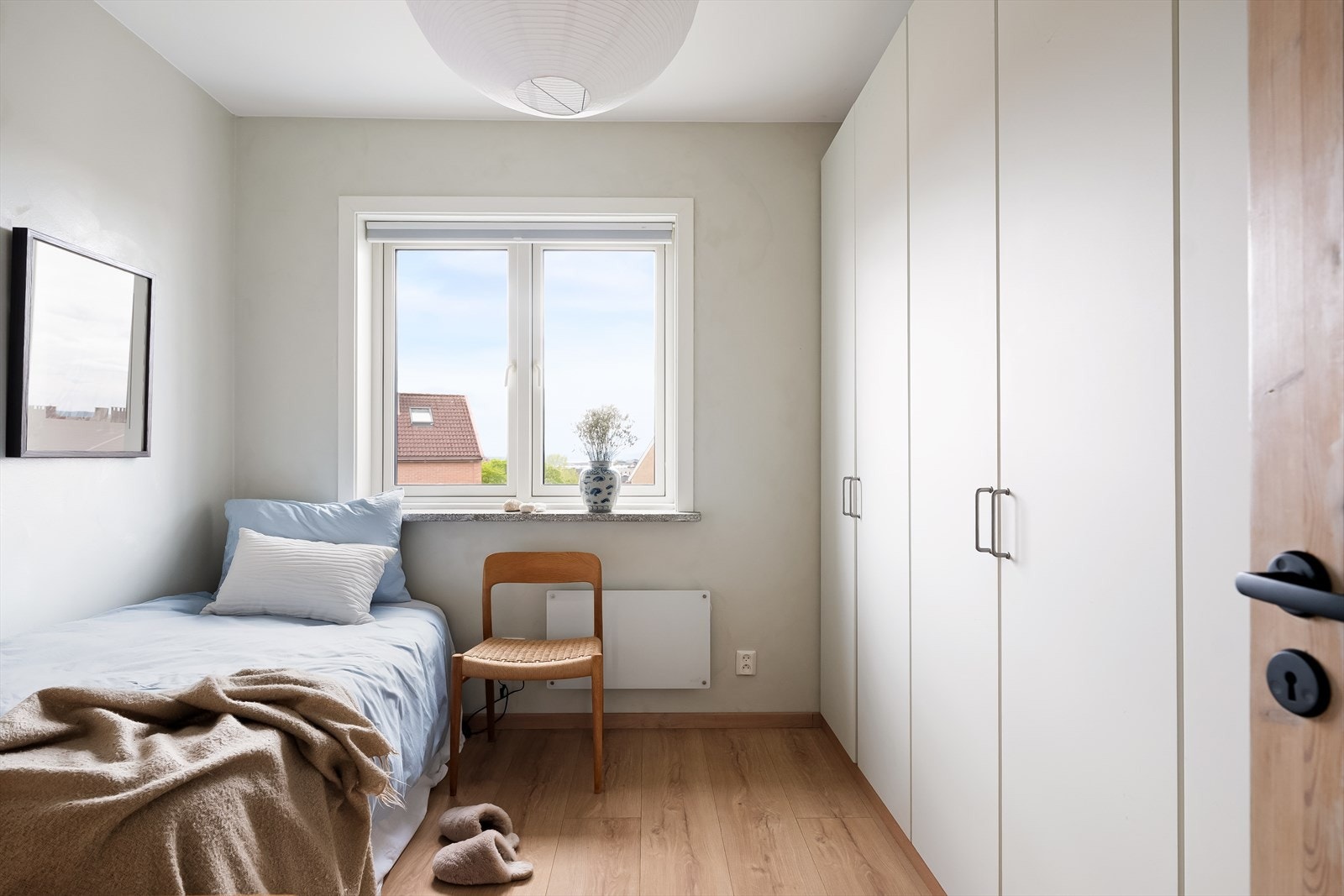 "I nærområdet har vi blitt veldig glad i parken utenfor, og at det er gangvei rundt slik at man får en fin løpetur uten å måtte krysse bilvei. I tillegg har vi gått mye turer til Lille Tøyen hageby og Kampen" - Selger. Galleribilde