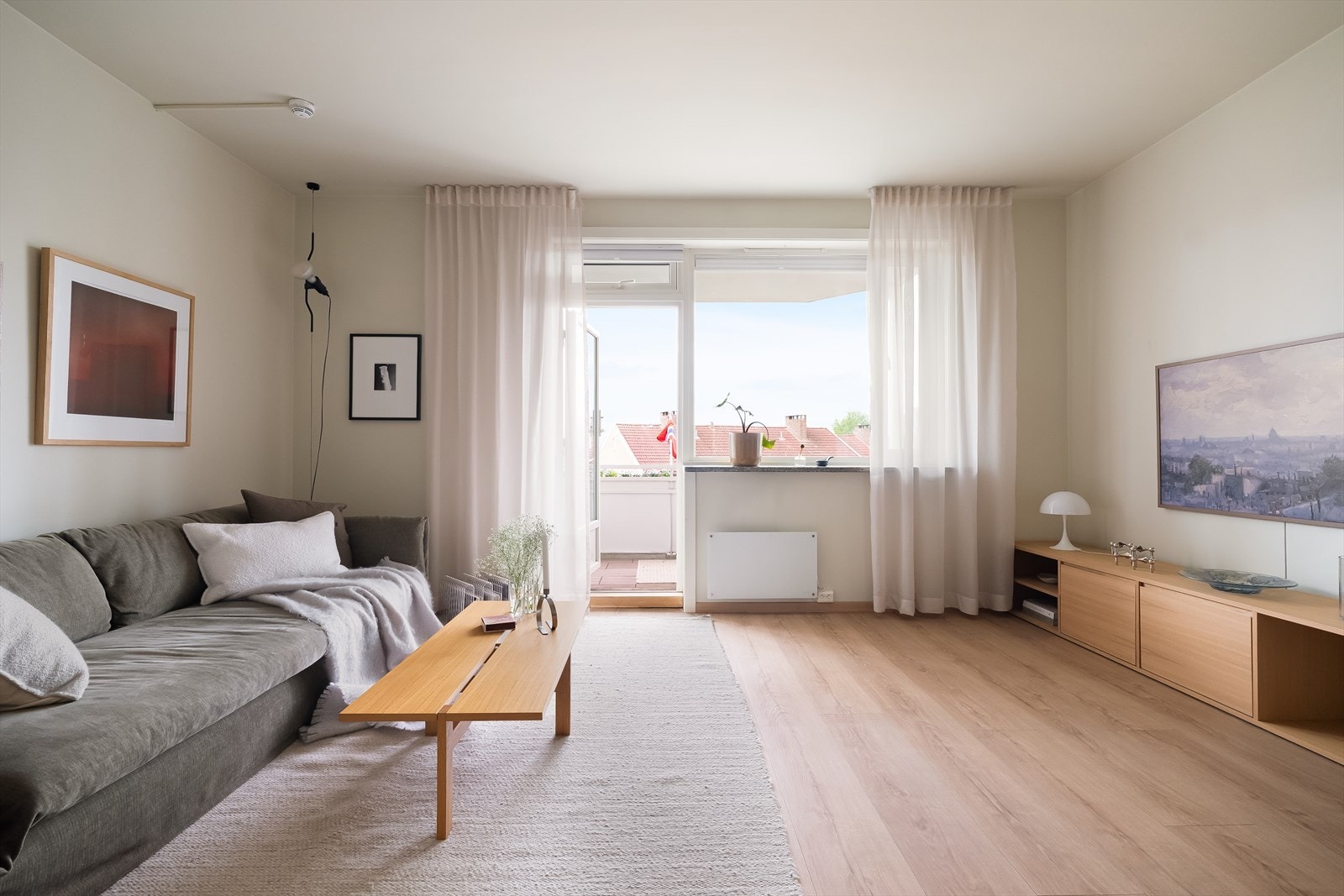 De store vindusflatene gir leiligheten et lyst og trivelig preg. Vinduer/balkongdør fra hhv. 2013 og 2021. Galleribilde