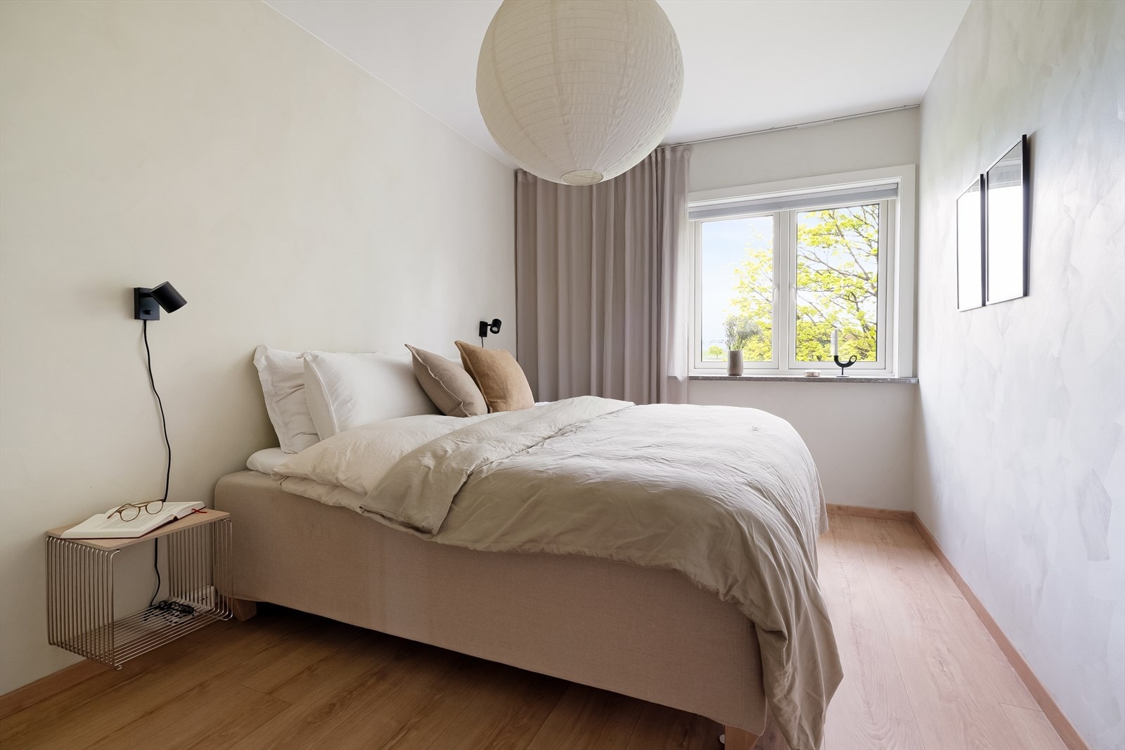 Romslig hovedsoverom med god plass til nattbord, garderobe og dobbeltseng. Galleribilde