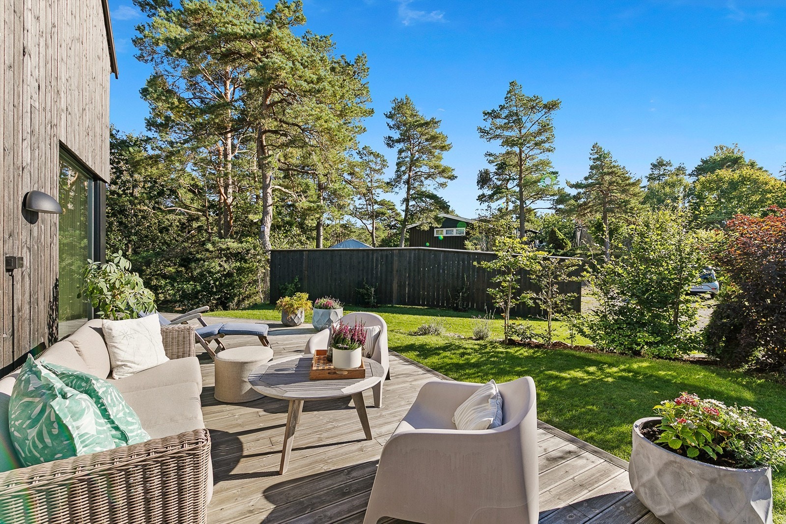 Fra stuen i første etasje er det utgang til to markterrasser i treverk - en på ca. 45 m² med gode solforhold mot øst og sør, og en på ca. 10 m² vendt mot vest. Galleribilde