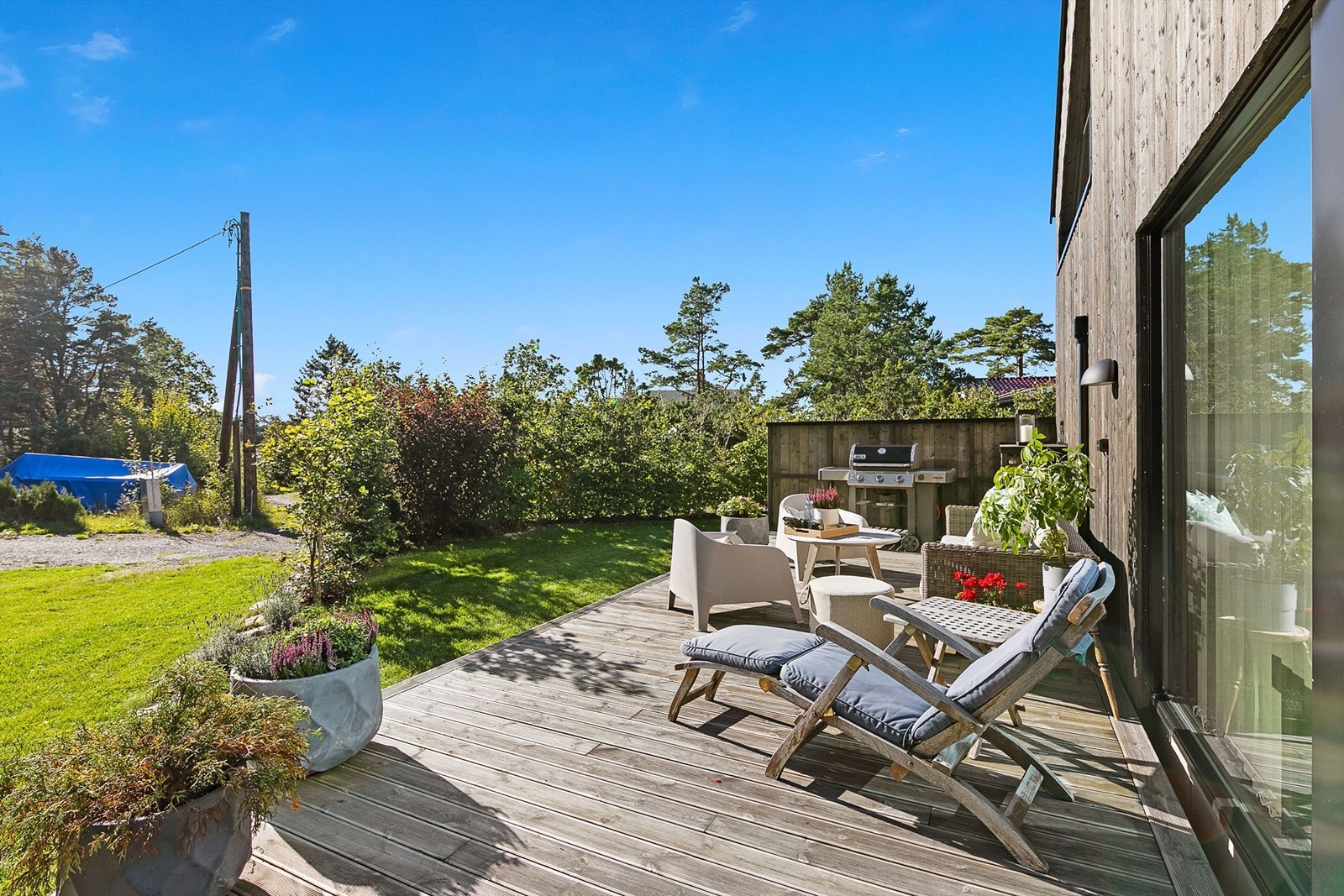 Pent opparbeidet tomt med gode solforhold og fine uteområder for både avslapning og aktivitet. Galleribilde