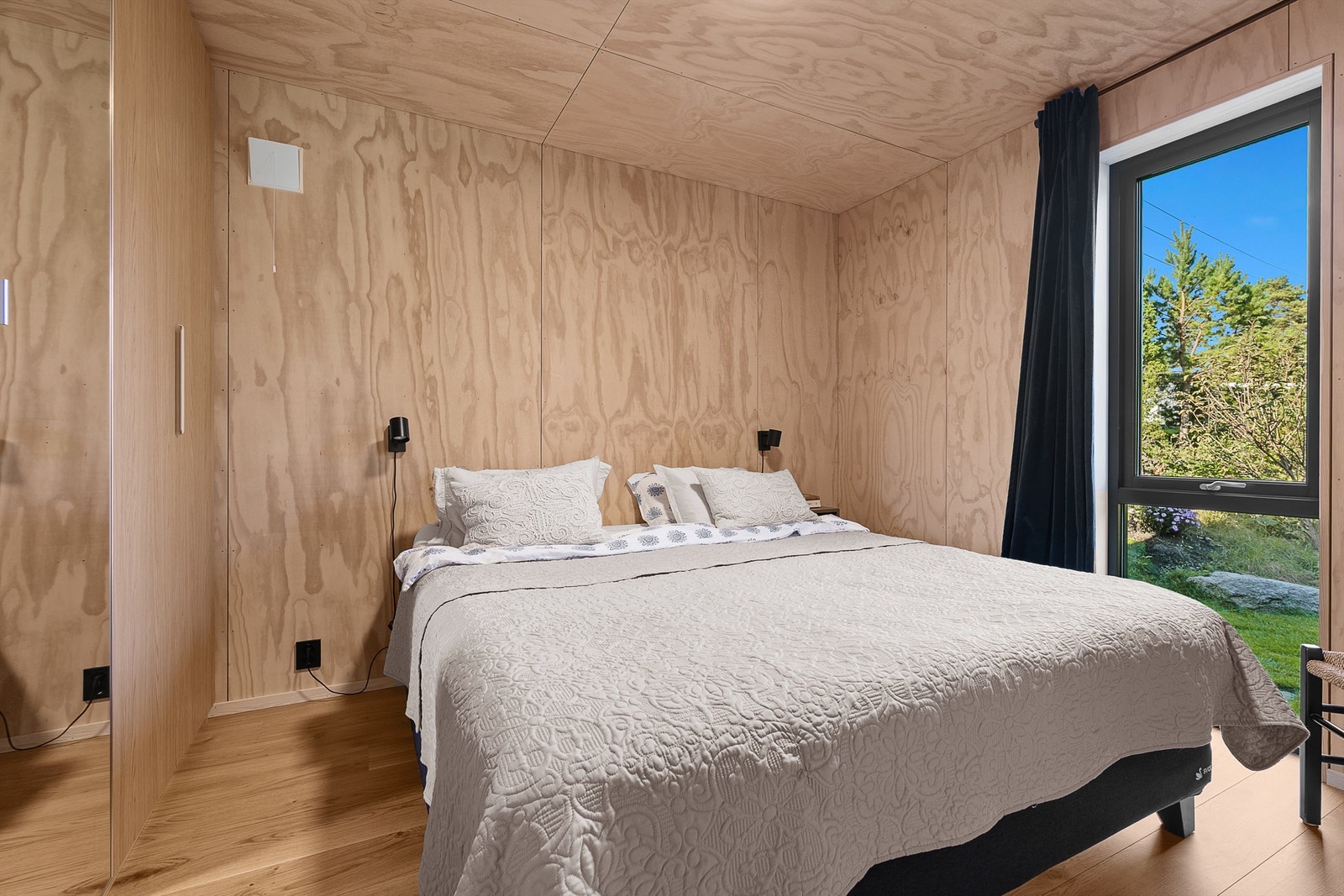 Etasjen inneholder tre gode soverom med en lun og rolig atmosfære. Vegger og tak er kledd med slette finerplater, og vinduene vender ut mot hagen. Galleribilde