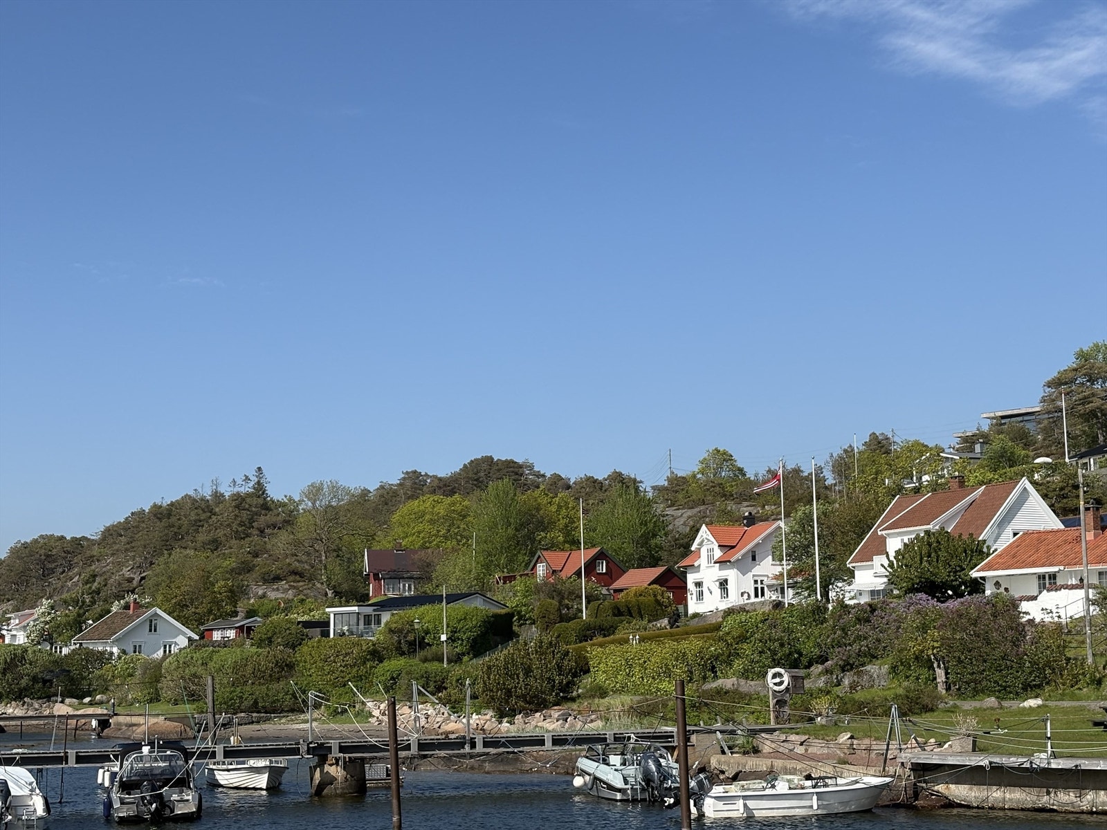 Fra eiendommen er det gangavstand til strand og småbåthavn Galleribilde