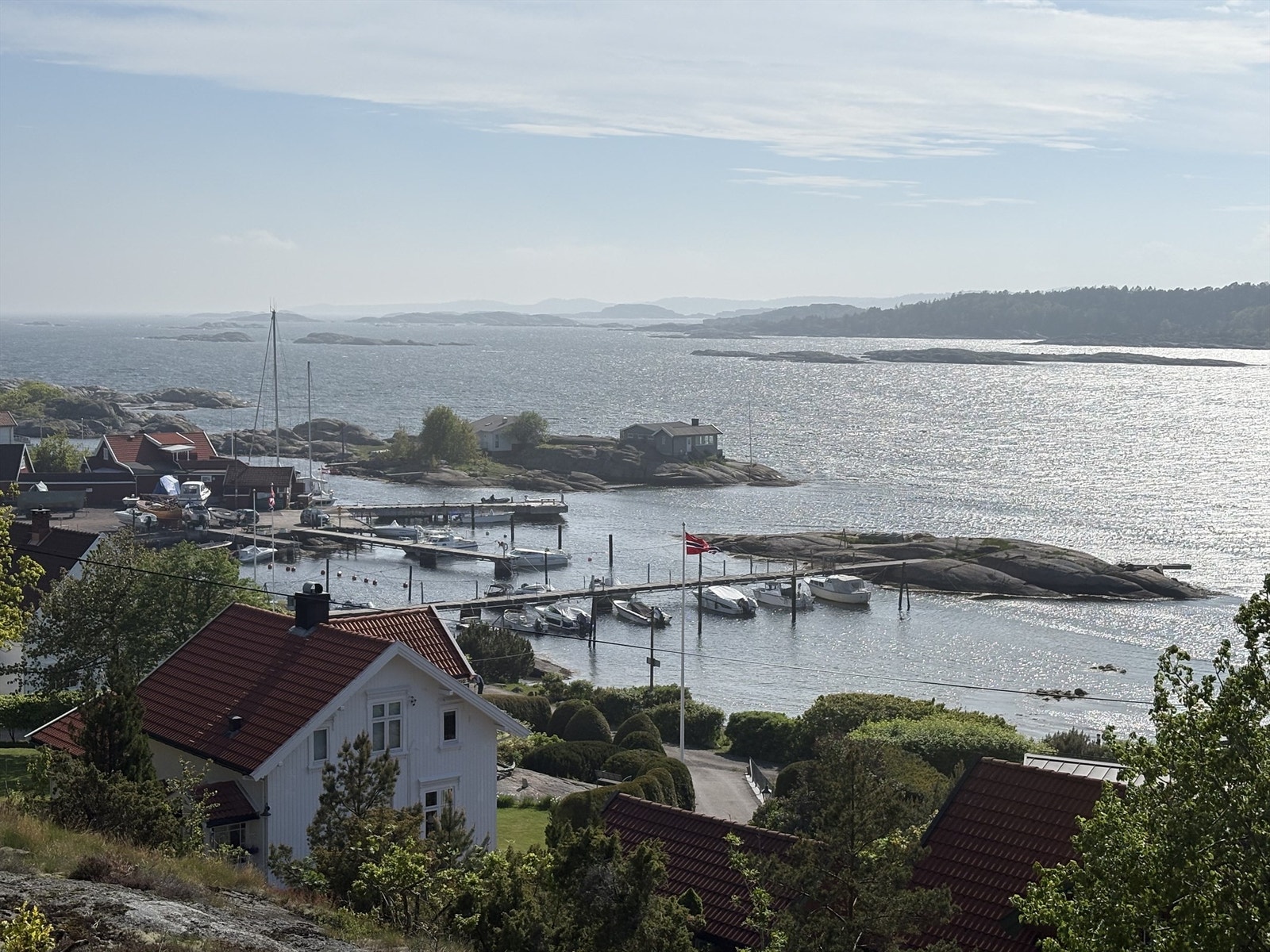 Bildet viser den koselige stien ned til Langvika Galleribilde