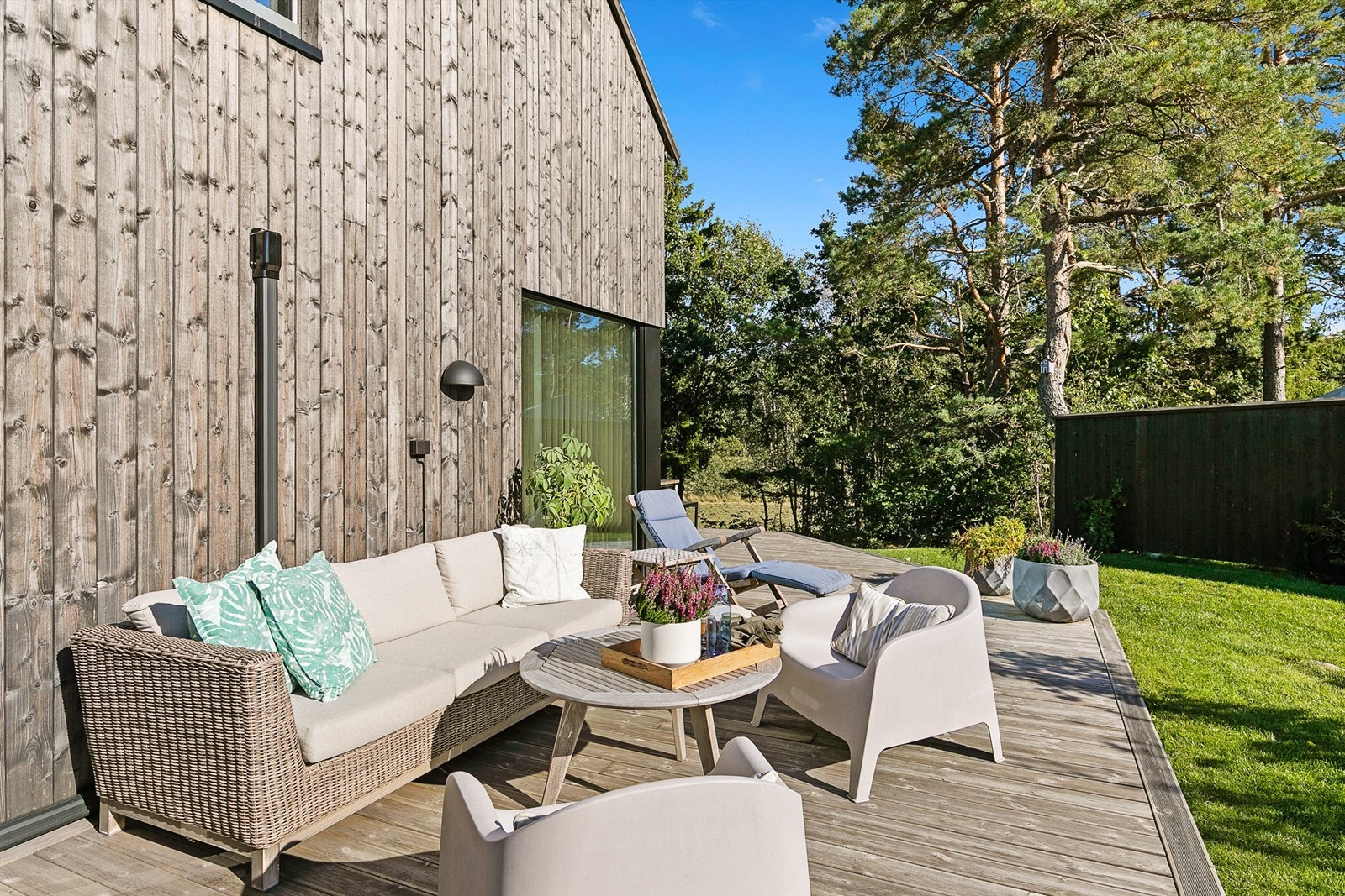 Eiendommen er omkranset av frodig vegetasjon og skog, som gir en lun og skjermet atmosfære med god grad av privatliv. Galleribilde