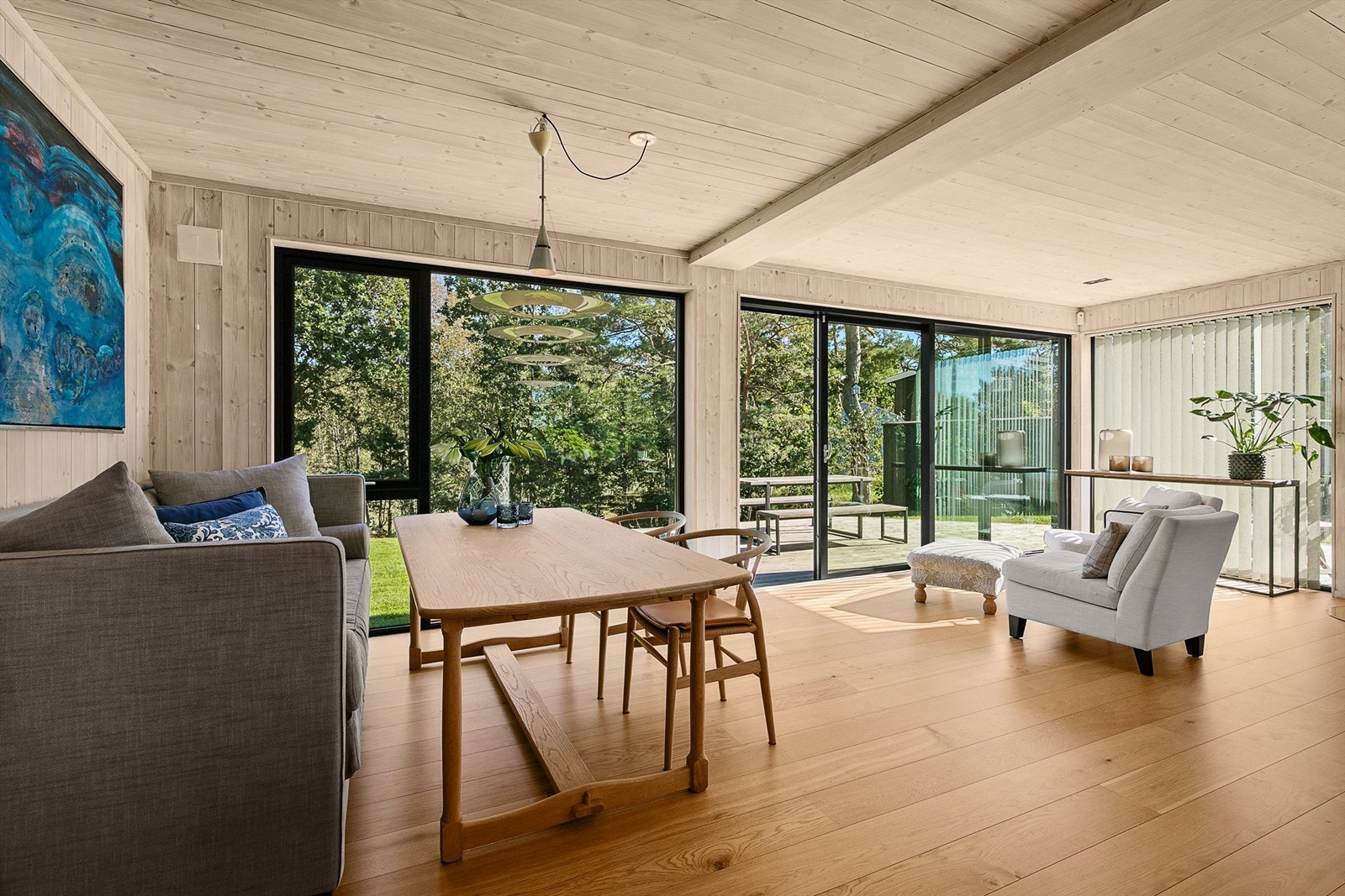 Store heve- og skyvedører i glass gir rikelig med lys og direkte tilgang til to solrike terrasser, noe som forsterker følelsen av rom og nærhet til hagen. Galleribilde