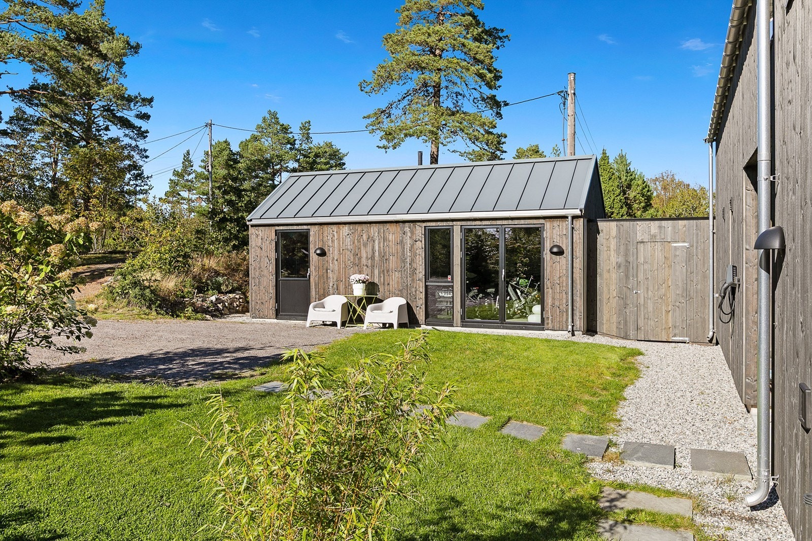 I tillegg finnes en frittstående bod på totalt 25 m², oppført i 2023. Denne er delt i to rom med separate innganger. Det største rommet er klargjort for eventuell videre innredning, med både vindu og dør med glassfelt. Perfekt for lagring! Galleribilde