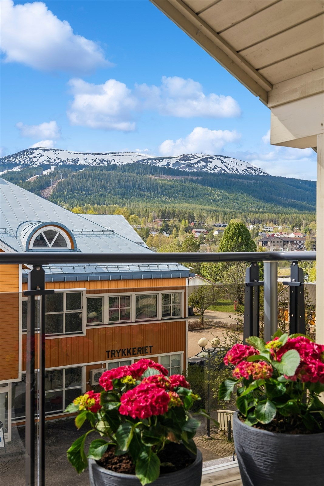 Utsikt fra terrassen mot fjellet, som sommerstid huser Skandinavias fremste arena for stisykling. Galleribilde