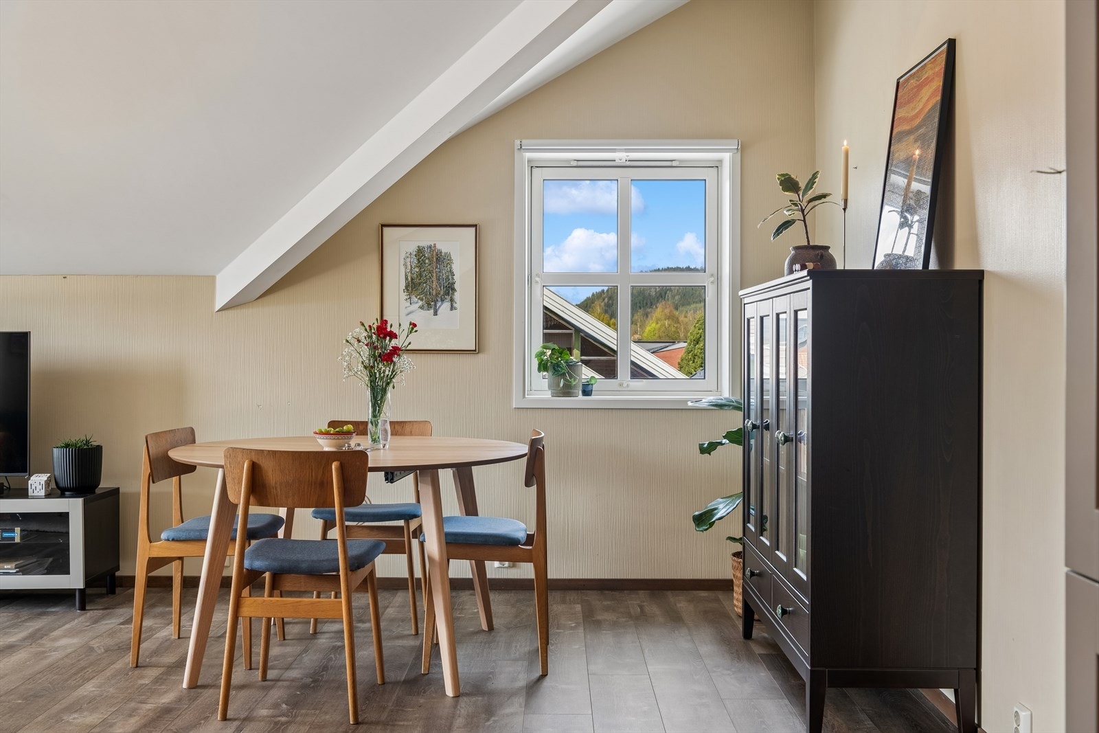 God plass til spisebord i tilknytning til både stue og kjøkken. Galleribilde