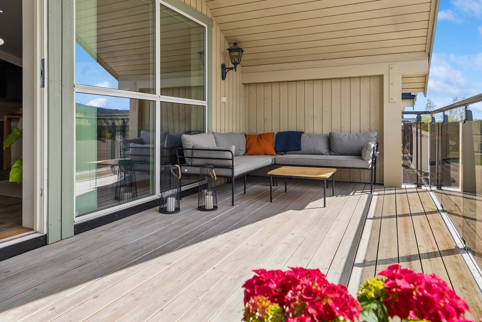 Vestvendt og takoverbygget terrasse på 14 m² med god plass til utemøbler. Galleribilde