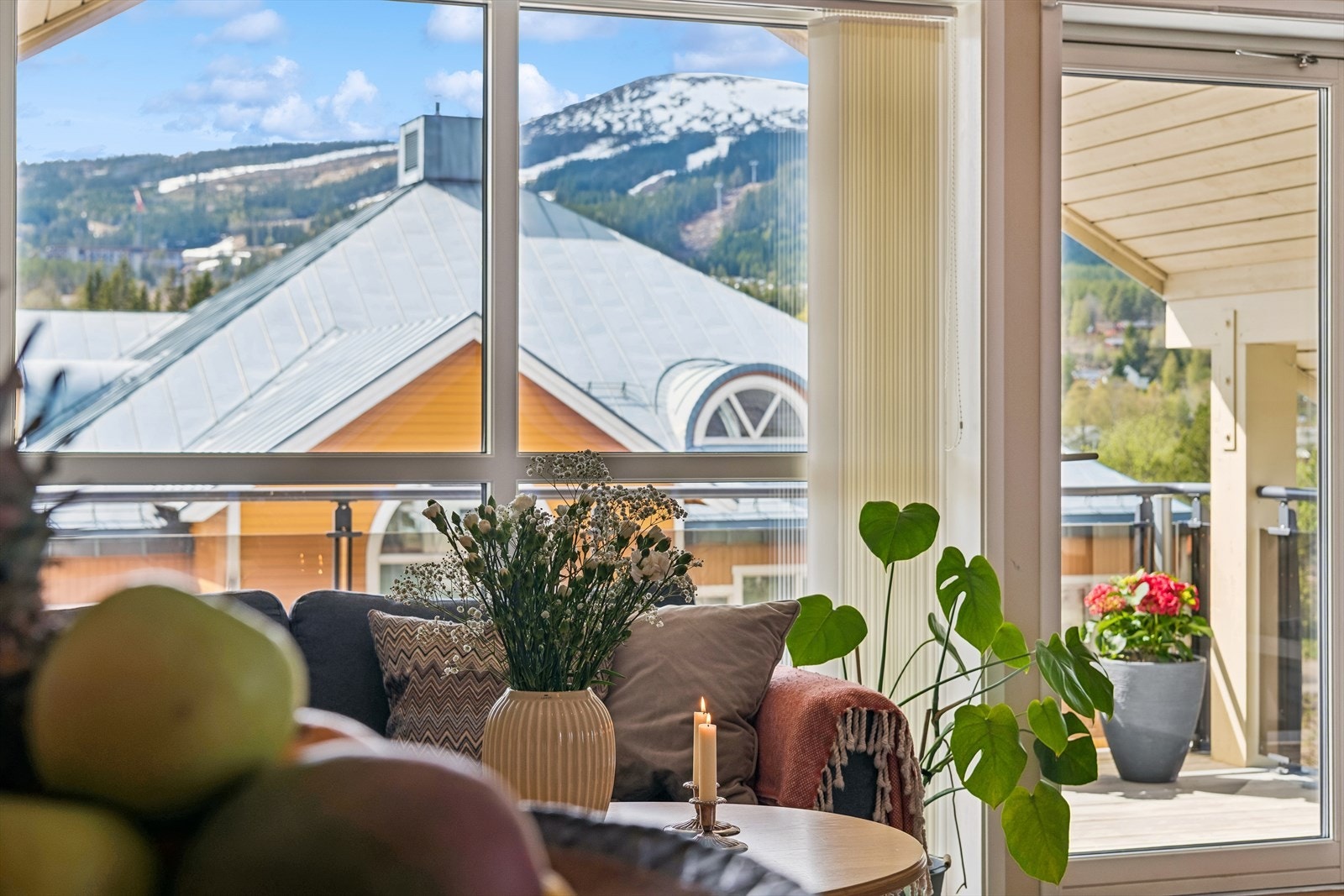 Fra stuen er det utsikt mot Trysilfjellet, landets største skidestinasjon. Galleribilde
