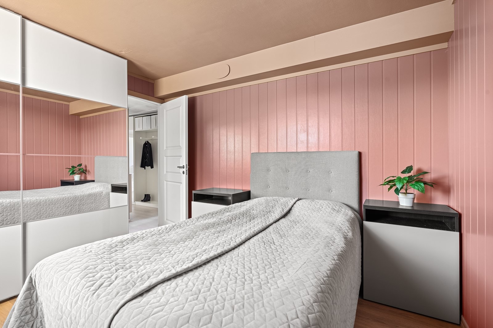 Hovedsoverommet er malt i herlige fargetoner! Det er plass til dobbeltseng med tilhørende nattbord, samt skyvedørsgarderobe. Galleribilde