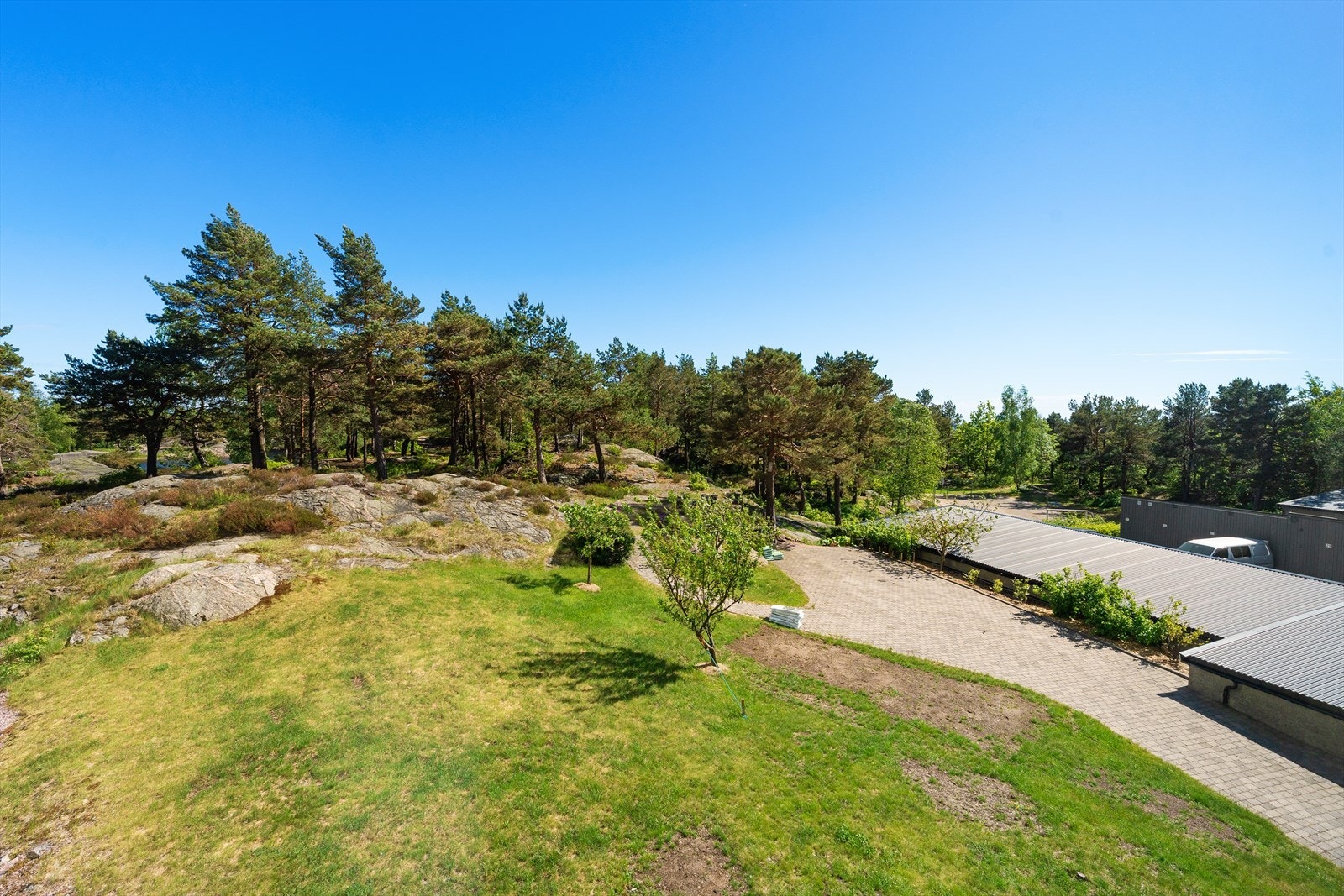 Fra leiligheten er du raskt ute i gå- og turterreng via Dueknipen og ned til sentrum. Det er forøvrig kort avstand til bussholderplass med hyppige avganger. Galleribilde