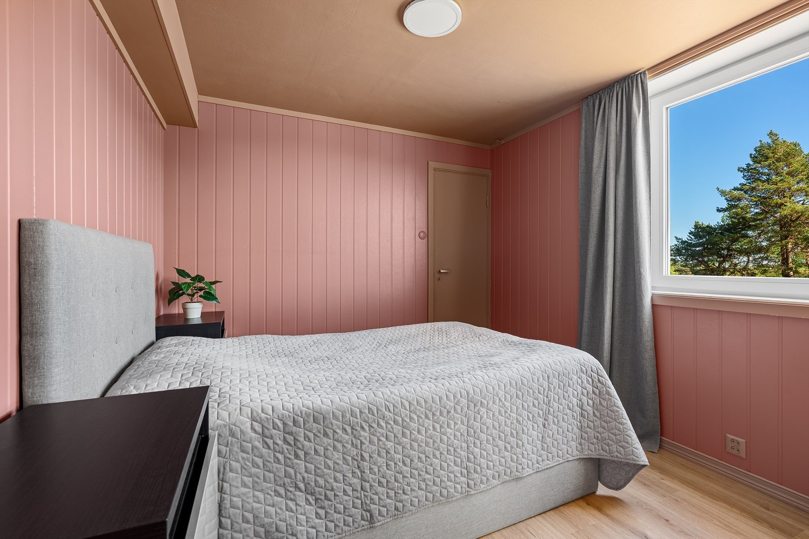 Det er videre tilkomst fra hovedsoverommet til en innvendig bod som mange har gjort om til en walk-in garderobe. Galleribilde