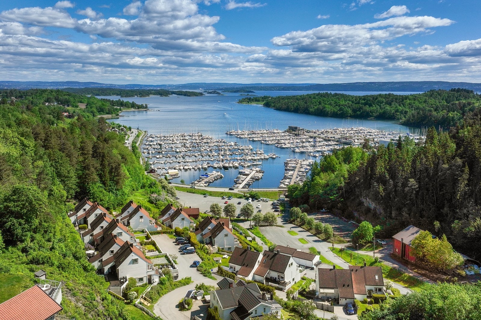 Miljøet preges av en unik sørlandsidyll på sommerstid, og den sjønære plasseringen gir vakker utsikt til marinaen og Oslofjorden. Galleribilde
