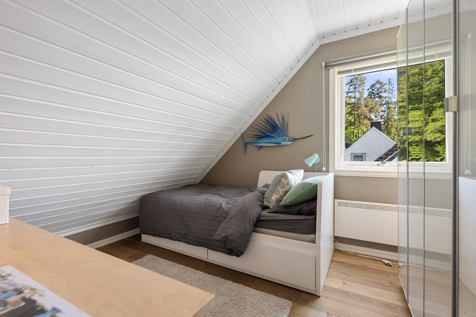 Soverom 2 har vært benyttet til barnerom. Opprinnelig har leiligheten kun ett vindu på endeveggen i øverste etasje. Soverom 2 er etablert i senere tid og vindu er satt inn. Dette er ikke byggemeldt eller bruksendret hos kommunen. Galleribilde