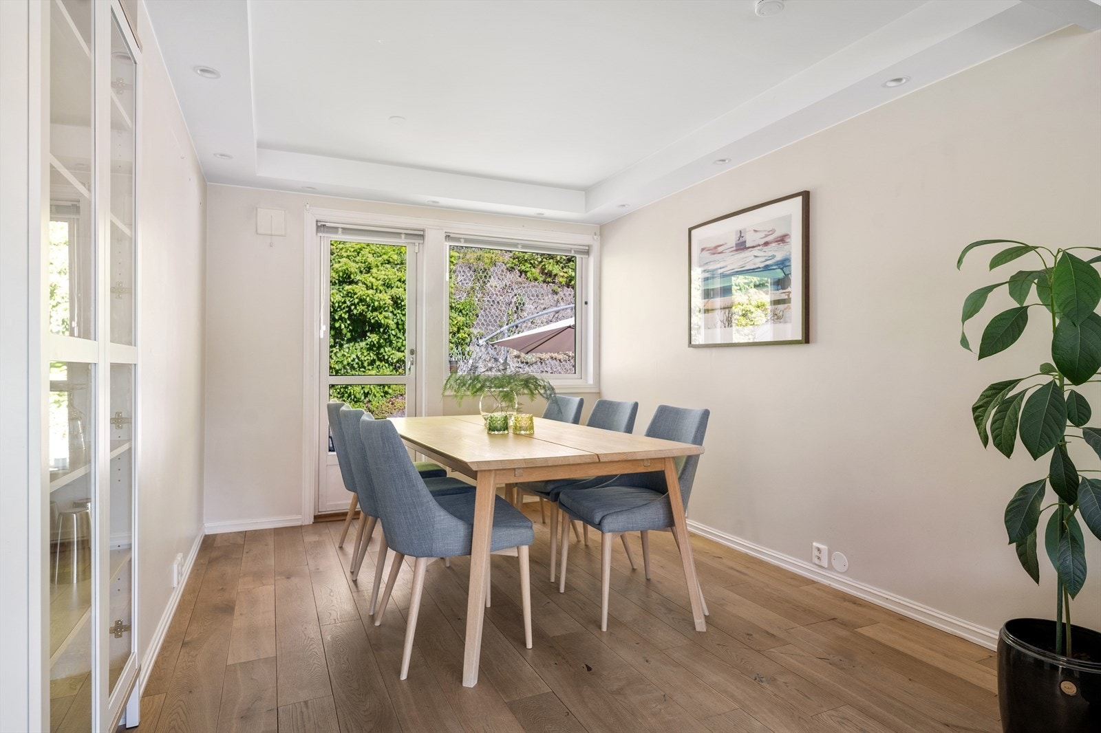 Gulvene er belagt med 1-stavs heltre eikeparkett, veggene har malte overflater og tapet, og himlingen er malt med integrerte downlights. Galleribilde