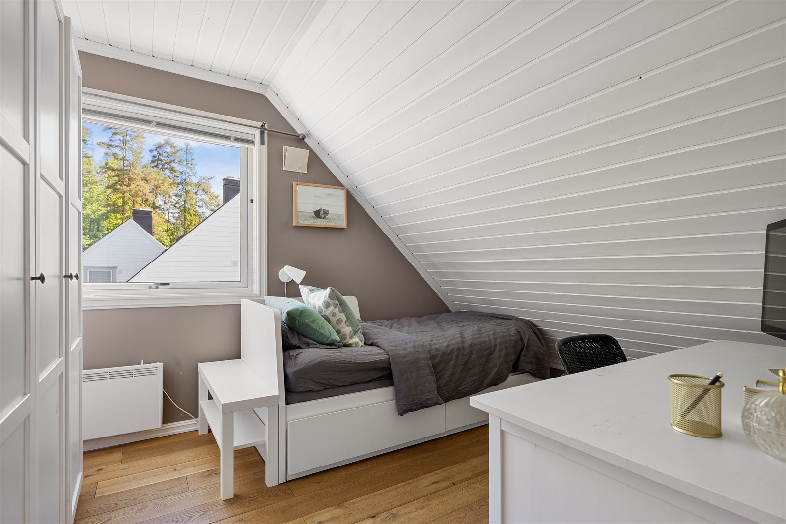 Soverom 3 er fint til barnerom da du har plass til både seng og skrivebord. Også her finner man garderobeskap langs veggen. Galleribilde