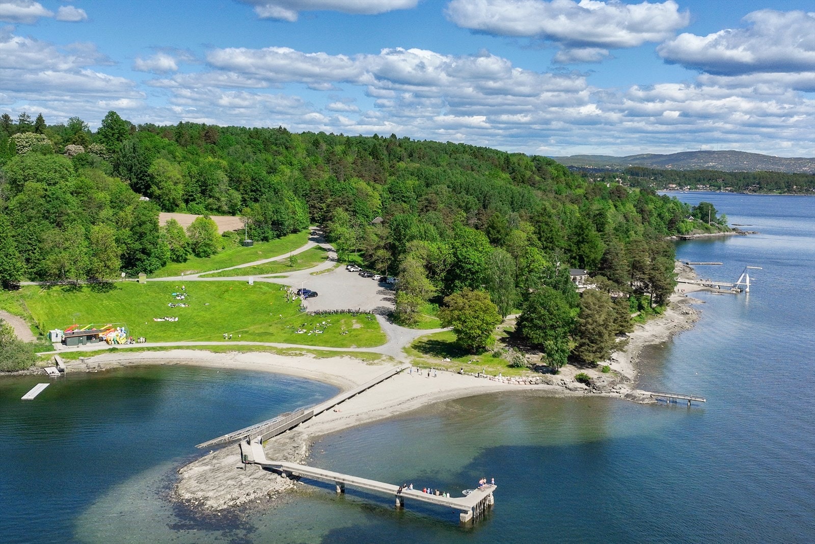 Litt lenger bort for marinaen finner vi badeparadiset Hvalstrand bad. Galleribilde