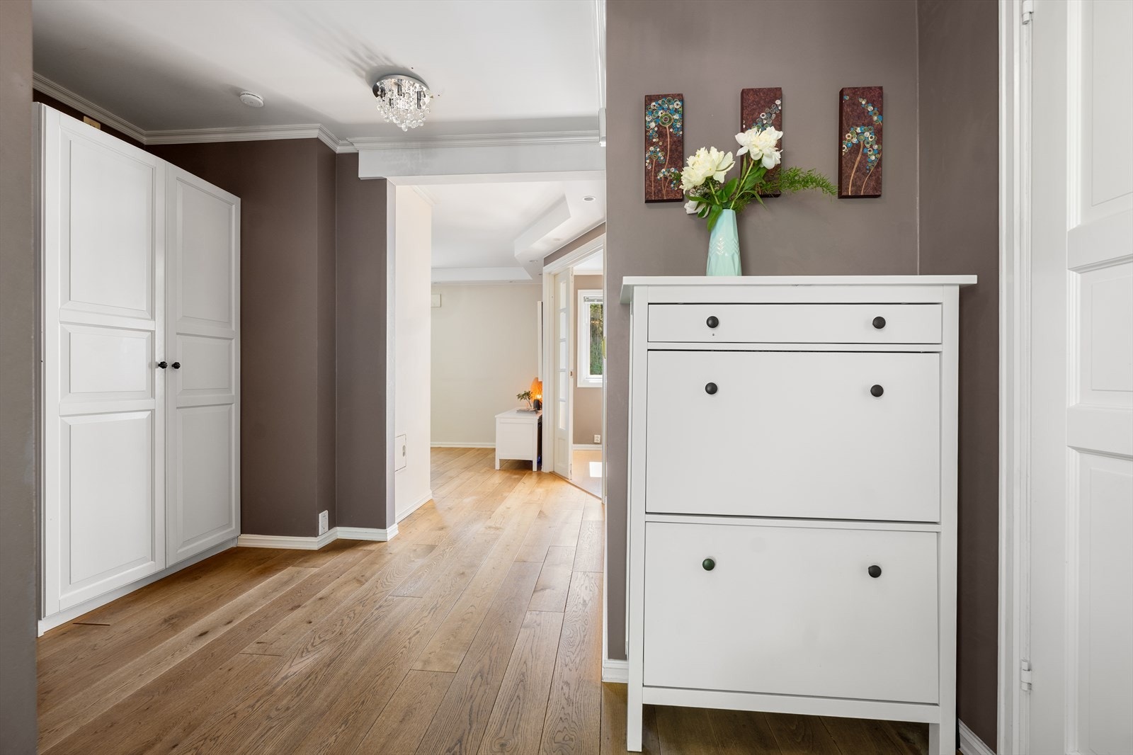 Entréen har god plass til både skoskap og oppbevaring, med romslig garderobeskap praktisk plassert i nisje. Galleribilde