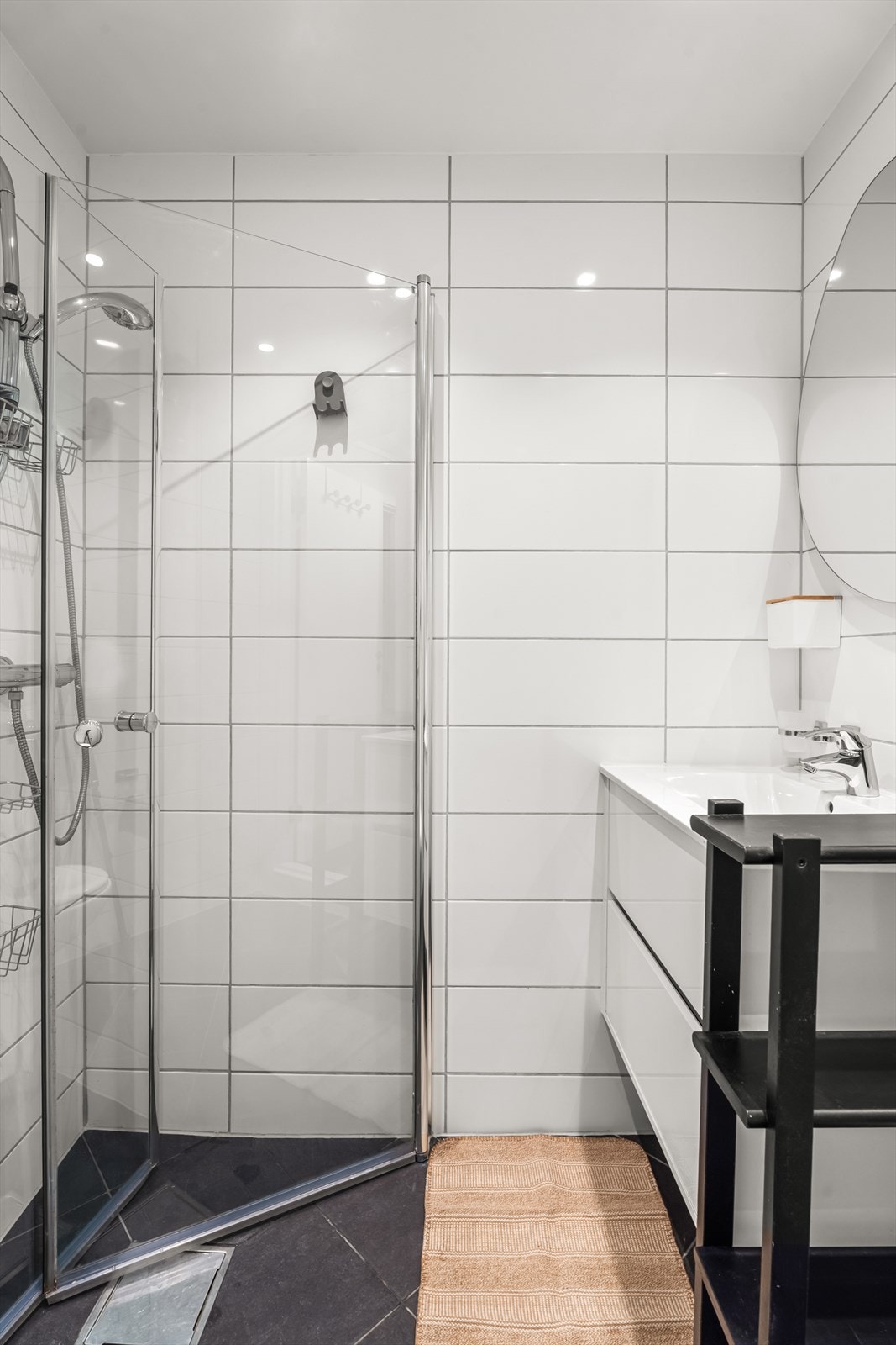 Pent flislagt baderom med elektrisk gulvvarme og innfelte downlights i himlingen. Galleribilde