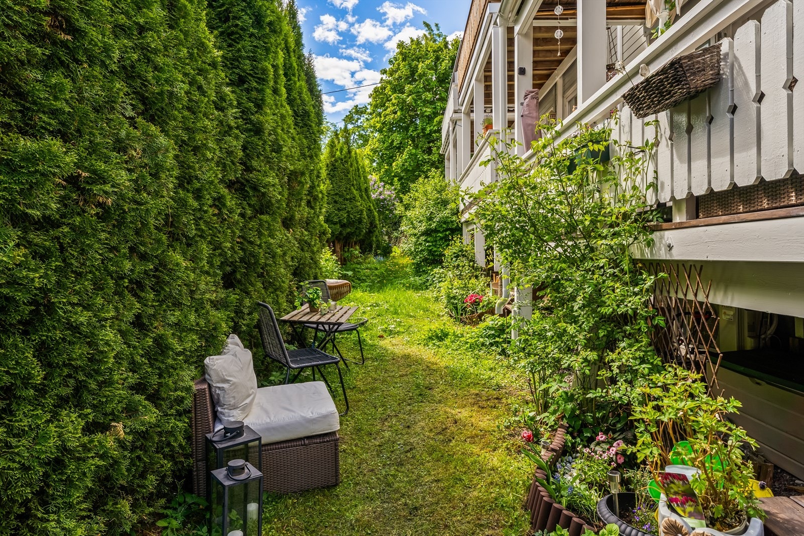 Fra balkongen er det direkte adkomst til hage, noe som gir en sømløs overgang mellom uteplassen og grøntområdet. Galleribilde