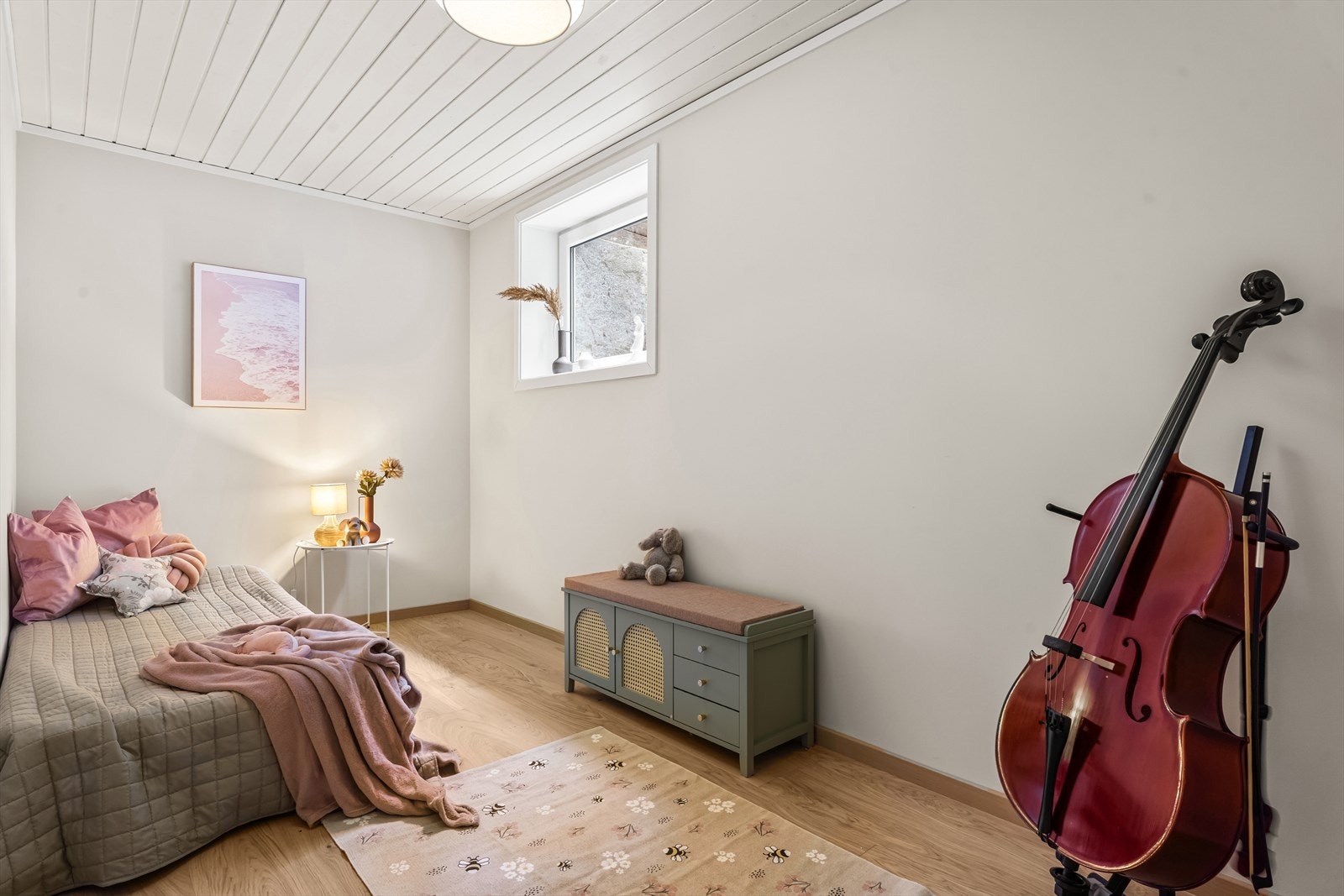 Soverommet ble i 2023 bruksendret fra disponibelt rom til soverom. I forbindelse med bruksendringen ble det installert nytt vindu. Ferdigattest foreligger. Galleribilde