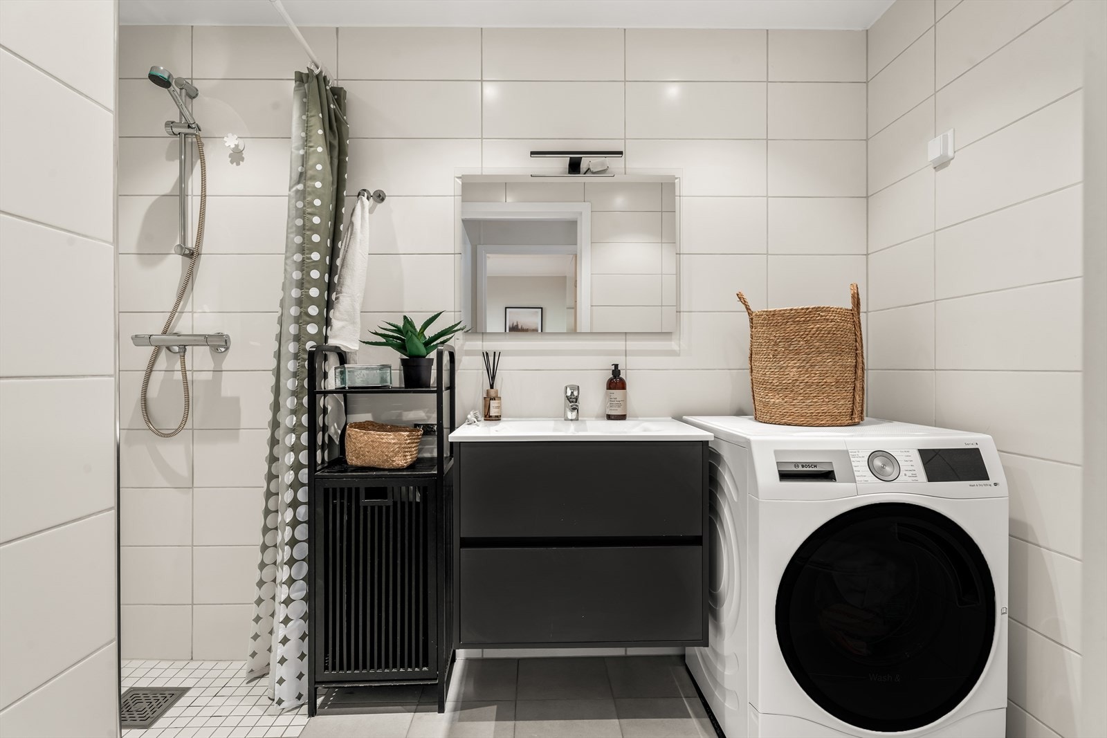 Pent og moderne flislagt baderom med elektrisk gulvvarme og innfelte downlights i himlingen. Galleribilde